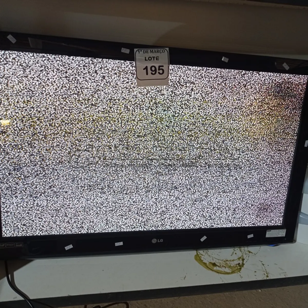 LOTE 195 - 01 TV 42 “MARCA LG COM PE. (NO ESTADO) ATENÇÃO! FAZER A VISITAÇÃO ANTES DE ARREMATAR, NÃO SABEMOS SE FUNCIONA. LEILÃO NÃO TEM GARANTIA E NEM DEVOLUÇÃO, SUJEITO A POSSÍVEIS AVARIAS VISÍVEIS/OCULTAS E/OU AUSÊNCIA DE COMPONENTES.