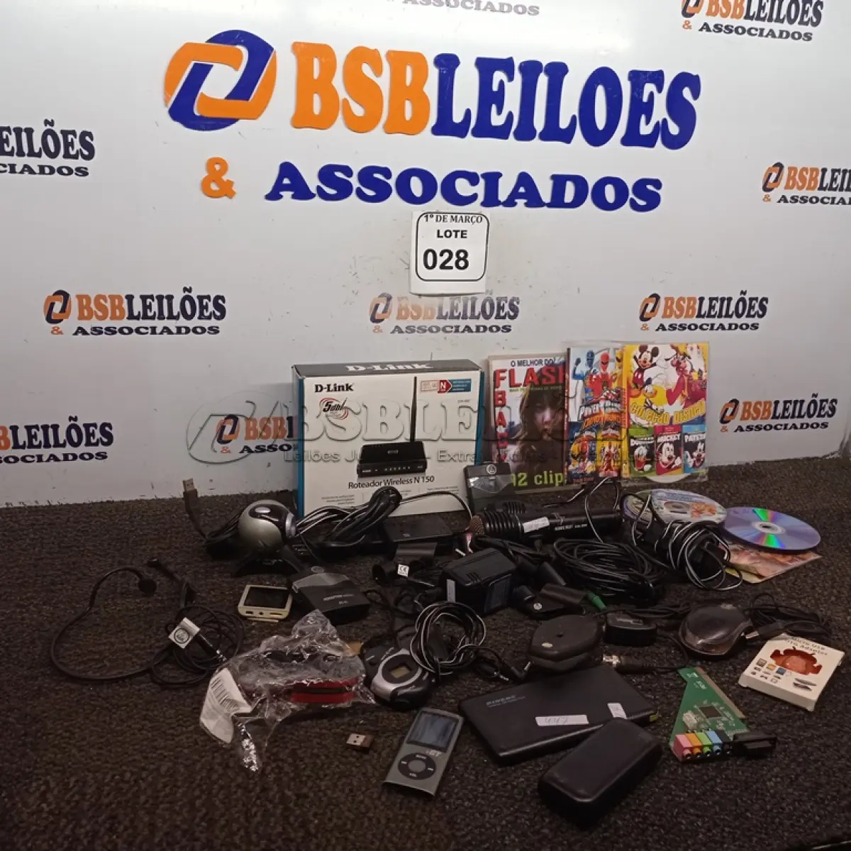 LOTE 028 - 01 CAIXA COM 02 MICROFONES, FONTE, CABOS DIVERSOS E BATERIA PORTÁTIL. (NO ESTADO) ATENÇÃO! FAZER A VISITAÇÃO ANTES DE ARREMATAR, NÃO SABEMOS SE FUNCIONA. LEILÃO NÃO TEM GARANTIA E NEM DEVOLUÇÃO, SUJEITO A POSSÍVEIS AVARIAS VISÍVEIS/OCULTAS E/OU AUSÊNCIA DE COMPONENTES.