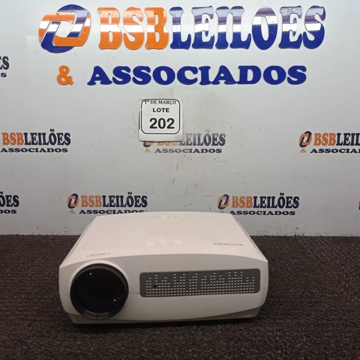 01 PROJETOR BLITZWOIF LED MODELO BW-VP6 1080P. (NO ESTADO) ATENÇÃO! FAZER A VISITAÇÃO ANTES DE ARREMATAR, NÃO SABEMOS SE FUNCIONA. LEILÃO NÃO TEM GARANTIA E NEM DEVOLUÇÃO, SUJEITO A POSSÍVEIS AVARIAS VISÍVEIS/OCULTAS E/OU AUSÊNCIA DE COMPONENTES.