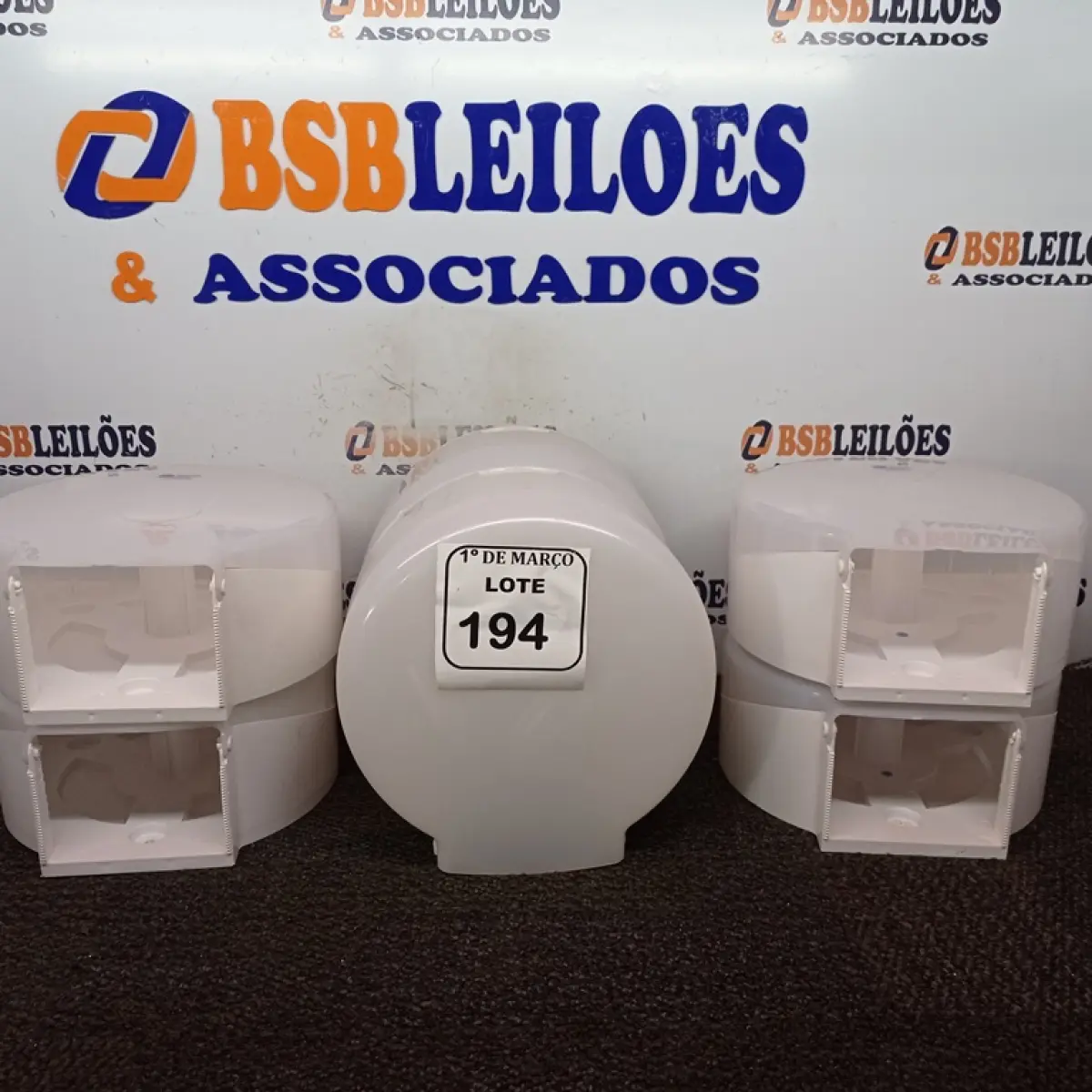 06 DISPENSES DE PAPEL. (NO ESTADO) ATENÇÃO! FAZER A VISITAÇÃO ANTES DE ARREMATAR, NÃO SABEMOS SE FUNCIONA. LEILÃO NÃO TEM GARANTIA E NEM DEVOLUÇÃO, SUJEITO A POSSÍVEIS AVARIAS VISÍVEIS/OCULTAS E/OU AUSÊNCIA DE COMPONENTES.