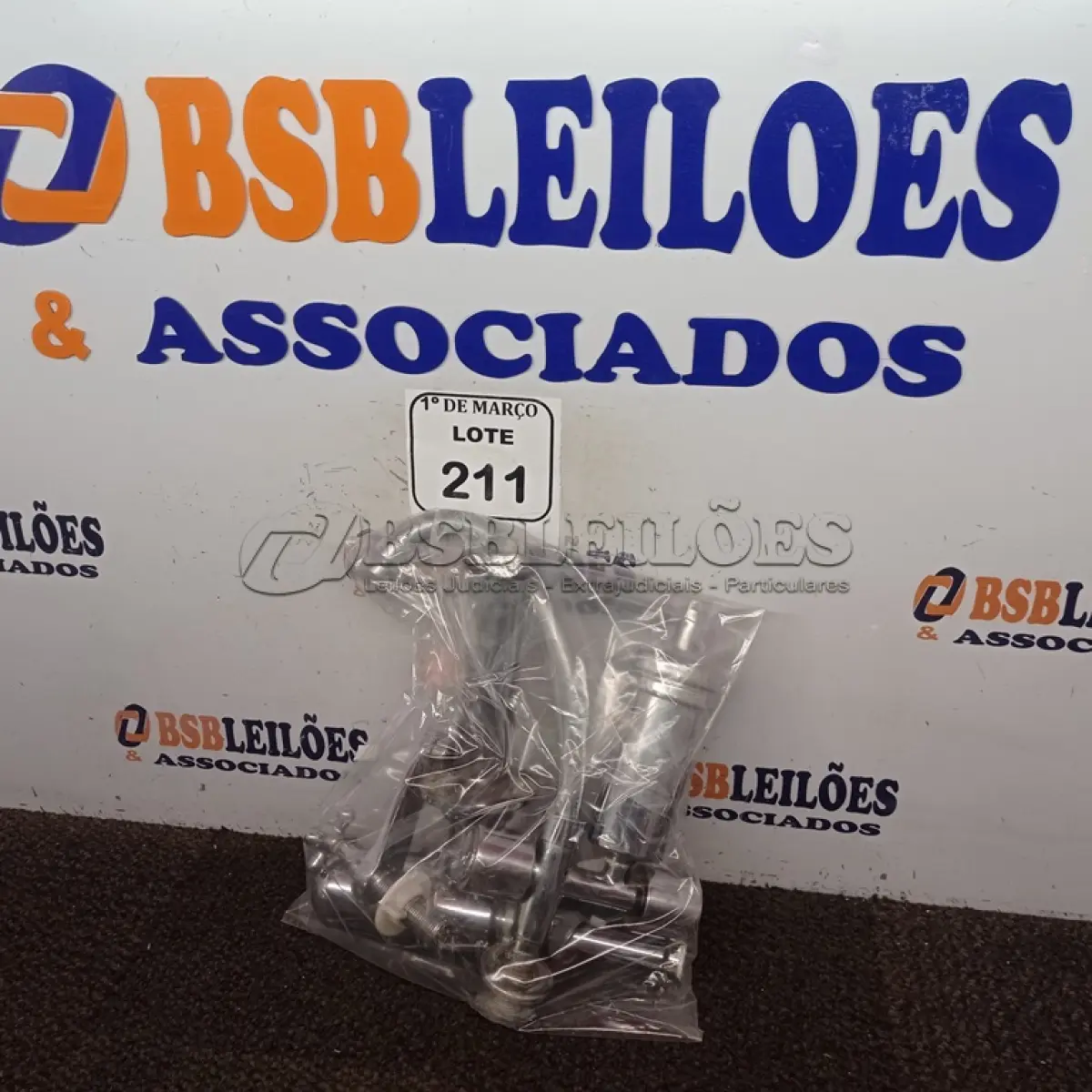 LOTE 211 - 01 TORNEIRA COM FILTRO PARA COZINHA, 01 TORNEIRA PARA LAVATÓRIO E 01 SIFÃO EM METAL. (NO ESTADO) ATENÇÃO! FAZER A VISITAÇÃO ANTES DE ARREMATAR, NÃO SABEMOS SE FUNCIONA. LEILÃO NÃO TEM GARANTIA E NEM DEVOLUÇÃO, SUJEITO A POSSÍVEIS AVARIAS VISÍVEIS/OCULTAS E/OU AUSÊNCIA DE COMPONENTES.
