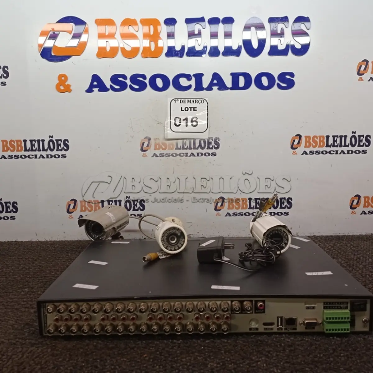 LOTE 016 - 01 DVR GIGA COM ACESSO REMOTO E 03 CÂMERAS. (NO ESTADO) ATENÇÃO! FAZER A VISITAÇÃO ANTES DE ARREMATAR, NÃO SABEMOS SE FUNCIONA. LEILÃO NÃO TEM GARANTIA E NEM DEVOLUÇÃO, SUJEITO A POSSÍVEIS AVARIAS VISÍVEIS/OCULTAS E/OU AUSÊNCIA DE COMPONENTES.
