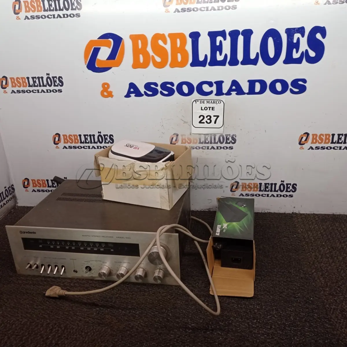 LOTE 237 - 01 RECEIVER STÉREO AM/FM GRADIENTE E 0101 FONTE PARA VÍDEO GAME XBOX. (NO ESTADO) ATENÇÃO! FAZER A VISITAÇÃO ANTES DE ARREMATAR, NÃO SABEMOS SE FUNCIONA. LEILÃO NÃO TEM GARANTIA E NEM DEVOLUÇÃO, SUJEITO A POSSÍVEIS AVARIAS VISÍVEIS/OCULTAS E/OU AUSÊNCIA DE COMPONENTES.