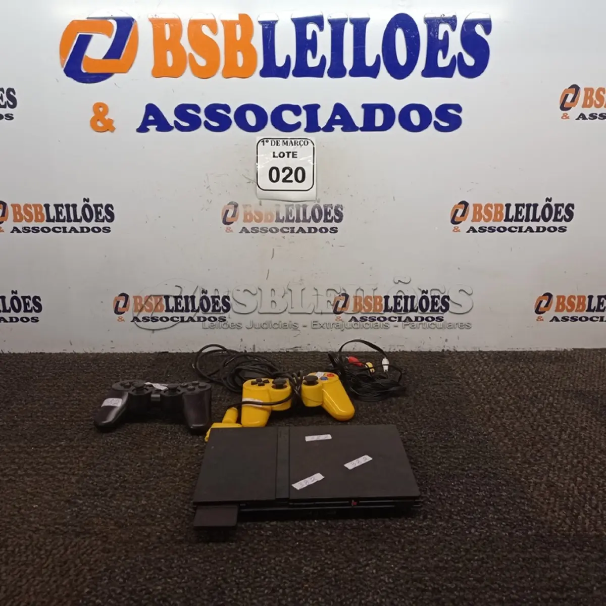 LOTE 020 - 01 PS2 COM 02 CONTROLES E CABOS MARCA SONY. (NO ESTADO) ATENÇÃO! FAZER A VISITAÇÃO ANTES DE ARREMATAR, NÃO SABEMOS SE FUNCIONA. LEILÃO NÃO TEM GARANTIA E NEM DEVOLUÇÃO, SUJEITO A POSSÍVEIS AVARIAS VISÍVEIS/OCULTAS E/OU AUSÊNCIA DE COMPONENTES.