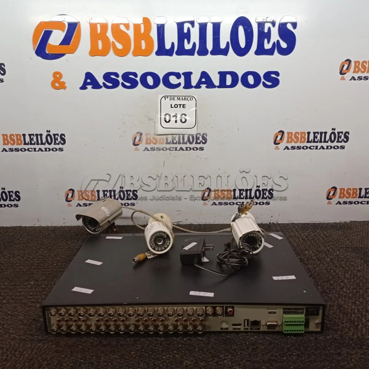 LOTE 016 - 01 DVR GIGA COM ACESSO REMOTO E 03 CÂMERAS. (NO ESTADO) ATENÇÃO! FAZER A VISITAÇÃO ANTES DE ARREMATAR, NÃO SABEMOS SE FUNCIONA. LEILÃO NÃO TEM GARANTIA E NEM DEVOLUÇÃO, SUJEITO A POSSÍVEIS AVARIAS VISÍVEIS/OCULTAS E/OU AUSÊNCIA DE COMPONENTES.