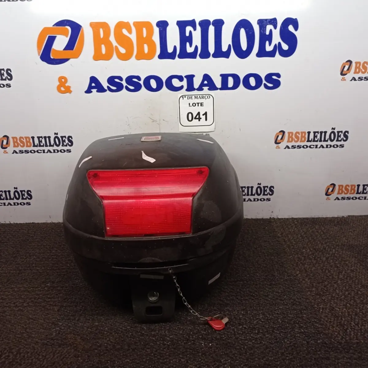 01 BAÚ PARA MOTO MARCA GIVI. (NO ESTADO) ATENÇÃO! FAZER A VISITAÇÃO ANTES DE ARREMATAR, NÃO SABEMOS SE FUNCIONA. LEILÃO NÃO TEM GARANTIA E NEM DEVOLUÇÃO, SUJEITO A POSSÍVEIS AVARIAS VISÍVEIS/OCULTAS E/OU AUSÊNCIA DE COMPONENTES.