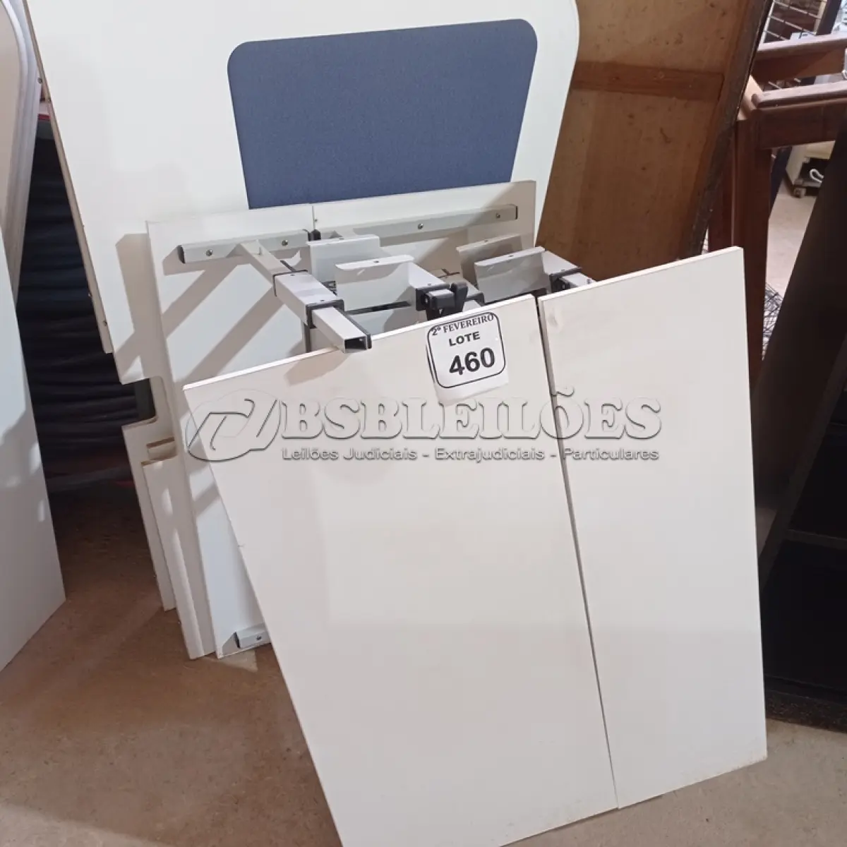 LOTE 460 - 02 MESAS COM REGULAGEM DE ALTURA MANUAL E 3 LATERAIS EM MADEIRA PRA BAIA. (NO ESTADO) ATENÇÃO! FAZER A VISITAÇÃO ANTES DE ARREMATAR, NÃO SABEMOS SE FUNCIONA. LEILÃO NÃO TEM GARANTIA E NEM DEVOLUÇÃO, SUJEITO A POSSÍVEIS AVARIAS VISÍVEIS/OCULTAS E/OU AUSÊNCIA DE COMPONENTES.