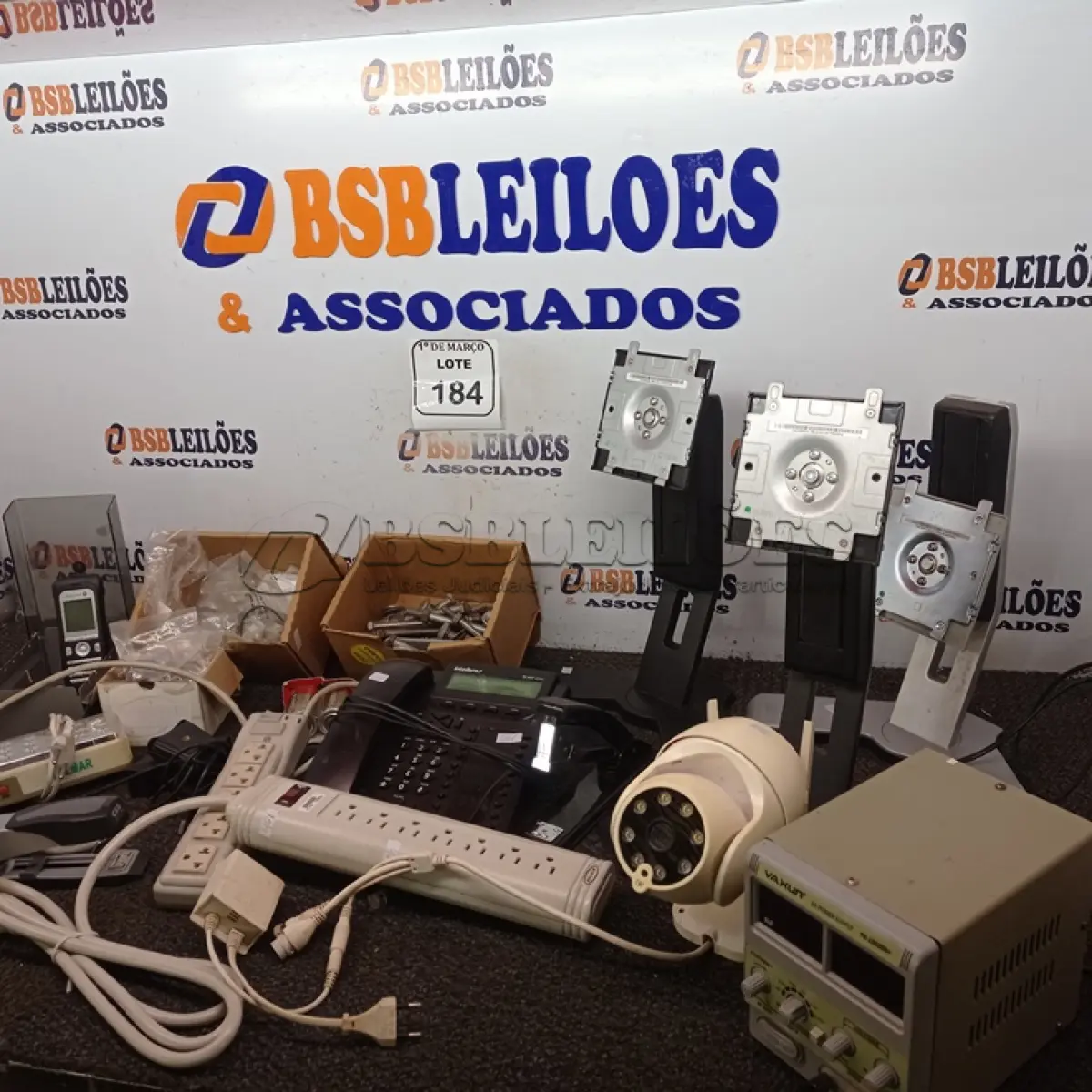 LOTE 184 - 01 LOTE COM TELEFONES FIXO, BASES PARA MONITORES, LUMINÁRIAS DE EMERGÊNCIA E CÂMERA SEM FIO. (NO ESTADO) ATENÇÃO! FAZER A VISITAÇÃO ANTES DE ARREMATAR, NÃO SABEMOS SE FUNCIONA. LEILÃO NÃO TEM GARANTIA E NEM DEVOLUÇÃO, SUJEITO A POSSÍVEIS AVARIAS VISÍVEIS/OCULTAS E/OU AUSÊNCIA DE COMPONENTES.