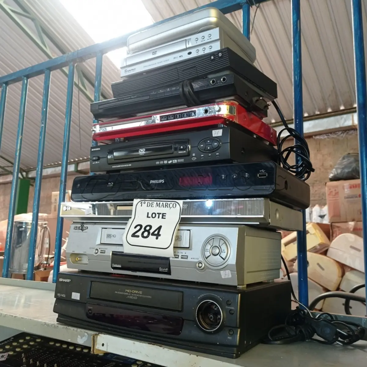 LOTE 284 - 01 LOTE COM APARELHOS DE VHS E DVD’S DIVERSOS MODELOS. (NO ESTADO) ATENÇÃO! FAZER A VISITAÇÃO ANTES DE ARREMATAR, NÃO SABEMOS SE FUNCIONA. LEILÃO NÃO TEM GARANTIA E NEM DEVOLUÇÃO, SUJEITO A POSSÍVEIS AVARIAS VISÍVEIS/OCULTAS E/OU AUSÊNCIA DE COMPONENTES.