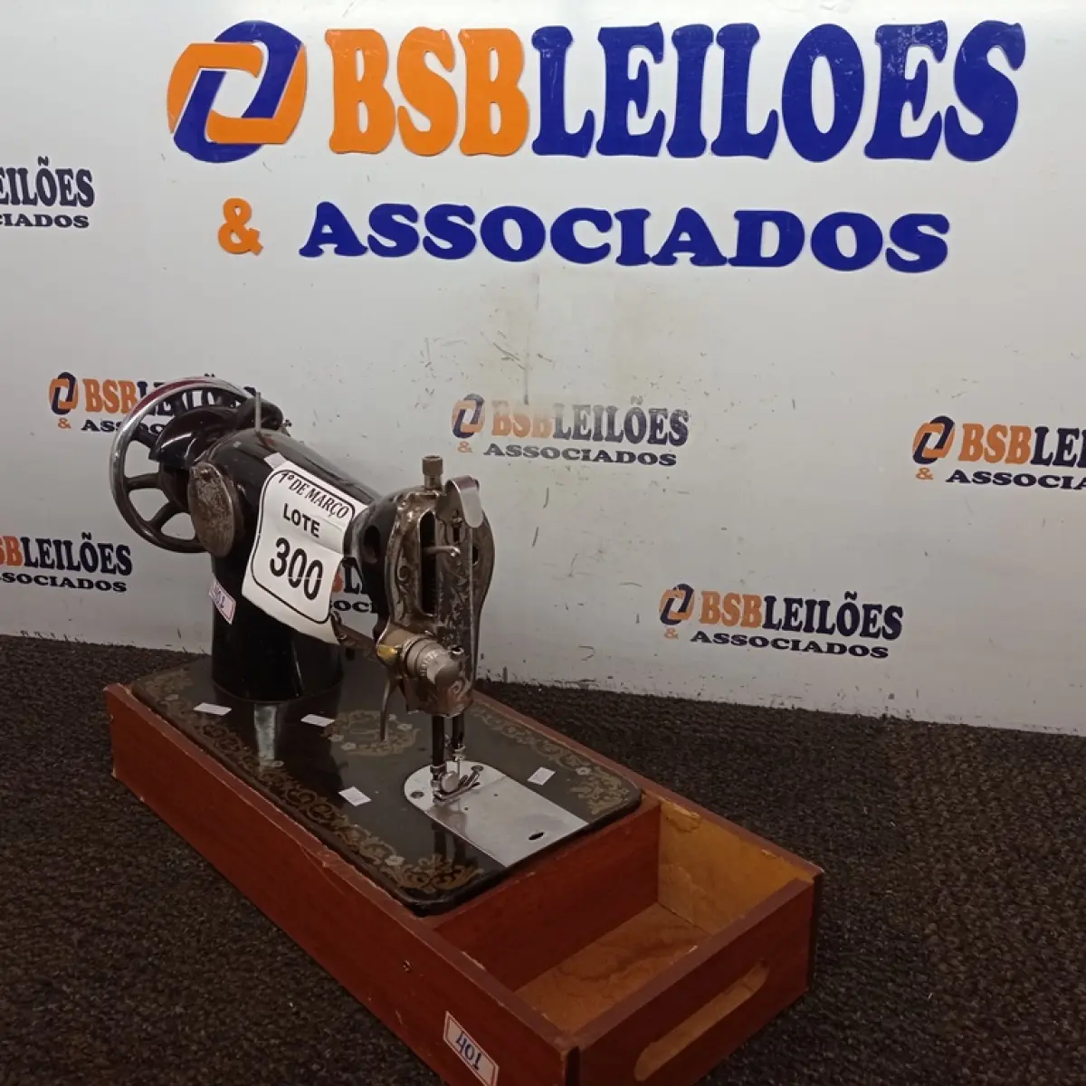 01 MÁQUINA DE COSTURA LONG LIFE MANUAL. (NO ESTADO) ATENÇÃO! FAZER A VISITAÇÃO ANTES DE ARREMATAR, NÃO SABEMOS SE FUNCIONA. LEILÃO NÃO TEM GARANTIA E NEM DEVOLUÇÃO, SUJEITO A POSSÍVEIS AVARIAS VISÍVEIS/OCULTAS E/OU AUSÊNCIA DE COMPONENTES.