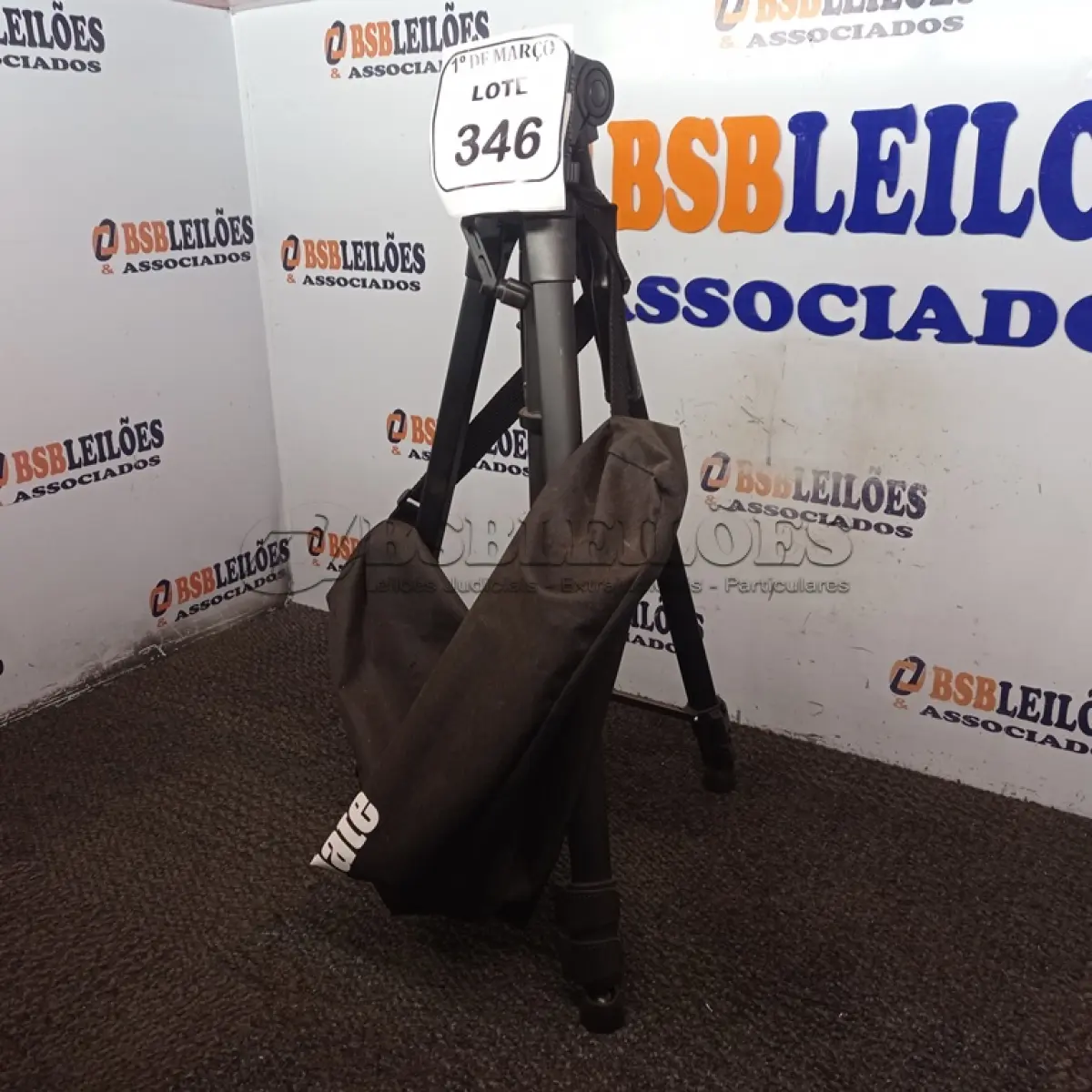 LOTE 346 - 01 TRIPÉ PARA CÂMERA MARCA TOMATE (NOVO). (NO ESTADO) ATENÇÃO! FAZER A VISITAÇÃO ANTES DE ARREMATAR, NÃO SABEMOS SE FUNCIONA. LEILÃO NÃO TEM GARANTIA E NEM DEVOLUÇÃO, SUJEITO A POSSÍVEIS AVARIAS VISÍVEIS/OCULTAS E/OU AUSÊNCIA DE COMPONENTES.
