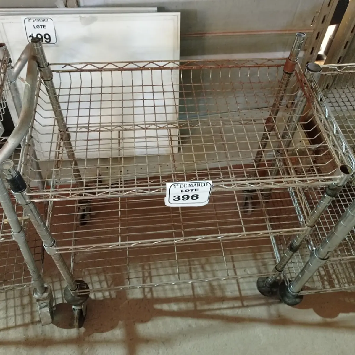01 CARRINHO PARA SERVIÇO CROMADO. (NO ESTADO) ATENÇÃO! FAZER A VISITAÇÃO ANTES DE ARREMATAR, NÃO SABEMOS SE FUNCIONA. LEILÃO NÃO TEM GARANTIA E NEM DEVOLUÇÃO, SUJEITO A POSSÍVEIS AVARIAS VISÍVEIS/OCULTAS E/OU AUSÊNCIA DE COMPONENTES.