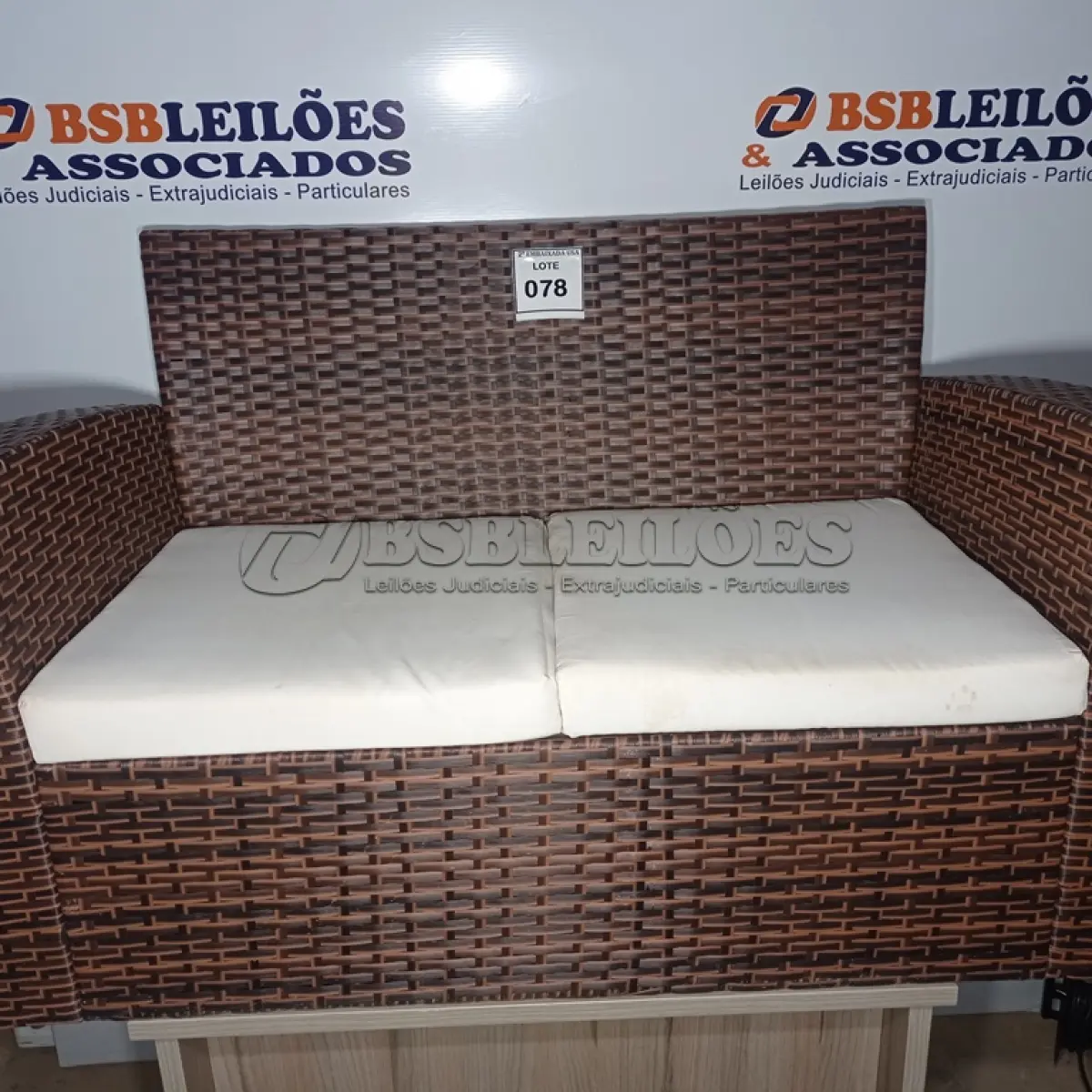 LOTE 078 - 01 GARDEN SOFA (SOFÁ DE JARDIM) (NO ESTADO EM QUE SE ENCONTRA. SUJEITO A AVARIAS OCULTAS/VISÍVEIS.) BH1669N