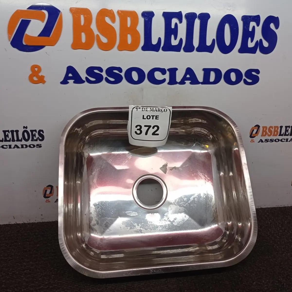 01 CUBA EM INOX STANDART 400X340X140MM.(NOVO). (NO ESTADO) ATENÇÃO! FAZER A VISITAÇÃO ANTES DE ARREMATAR, NÃO SABEMOS SE FUNCIONA. LEILÃO NÃO TEM GARANTIA E NEM DEVOLUÇÃO, SUJEITO A POSSÍVEIS AVARIAS VISÍVEIS/OCULTAS E/OU AUSÊNCIA DE COMPONENTES.