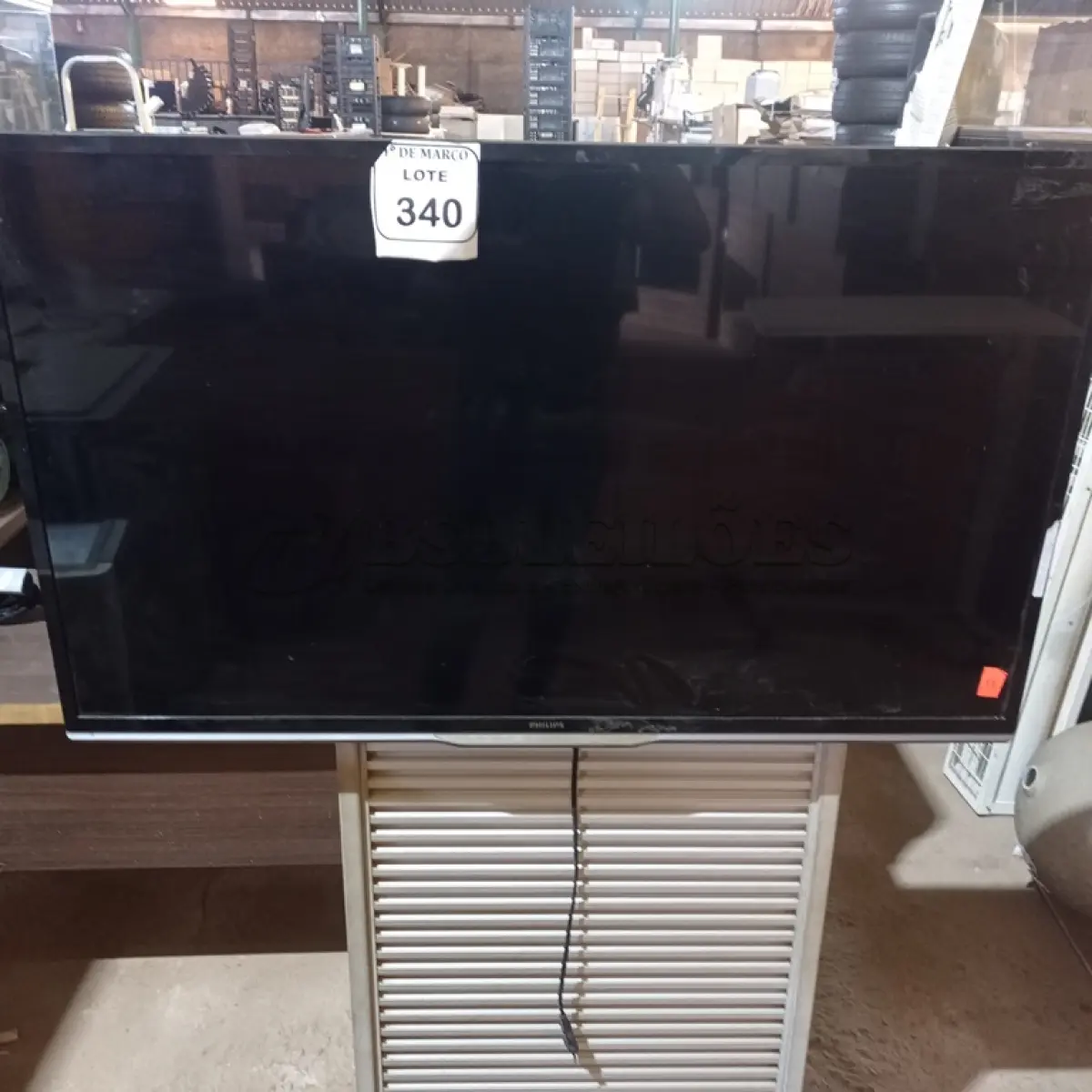 LOTE 340 - 01 TV PHILIPS SEM CONTROLE 46”. (NO ESTADO) ATENÇÃO! FAZER A VISITAÇÃO ANTES DE ARREMATAR, NÃO SABEMOS SE FUNCIONA. LEILÃO NÃO TEM GARANTIA E NEM DEVOLUÇÃO, SUJEITO A POSSÍVEIS AVARIAS VISÍVEIS/OCULTAS E/OU AUSÊNCIA DE COMPONENTES.