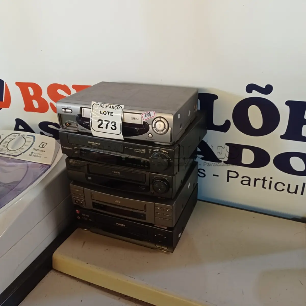 LOTE 273 - 05 APARELHOS DE VHS MODELOS DIVERSOS. (NO ESTADO) ATENÇÃO! FAZER A VISITAÇÃO ANTES DE ARREMATAR, NÃO SABEMOS SE FUNCIONA. LEILÃO NÃO TEM GARANTIA E NEM DEVOLUÇÃO, SUJEITO A POSSÍVEIS AVARIAS VISÍVEIS/OCULTAS E/OU AUSÊNCIA DE COMPONENTES.