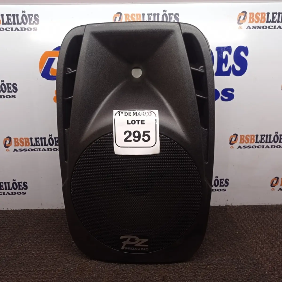 01 CAIXA DE SOM PASSIVA MARCA PZ ÁUDIO 150W/300W (NOVO). (NO ESTADO) ATENÇÃO! FAZER A VISITAÇÃO ANTES DE ARREMATAR, NÃO SABEMOS SE FUNCIONA. LEILÃO NÃO TEM GARANTIA E NEM DEVOLUÇÃO, SUJEITO A POSSÍVEIS AVARIAS VISÍVEIS/OCULTAS E/OU AUSÊNCIA DE COMPONENTES.