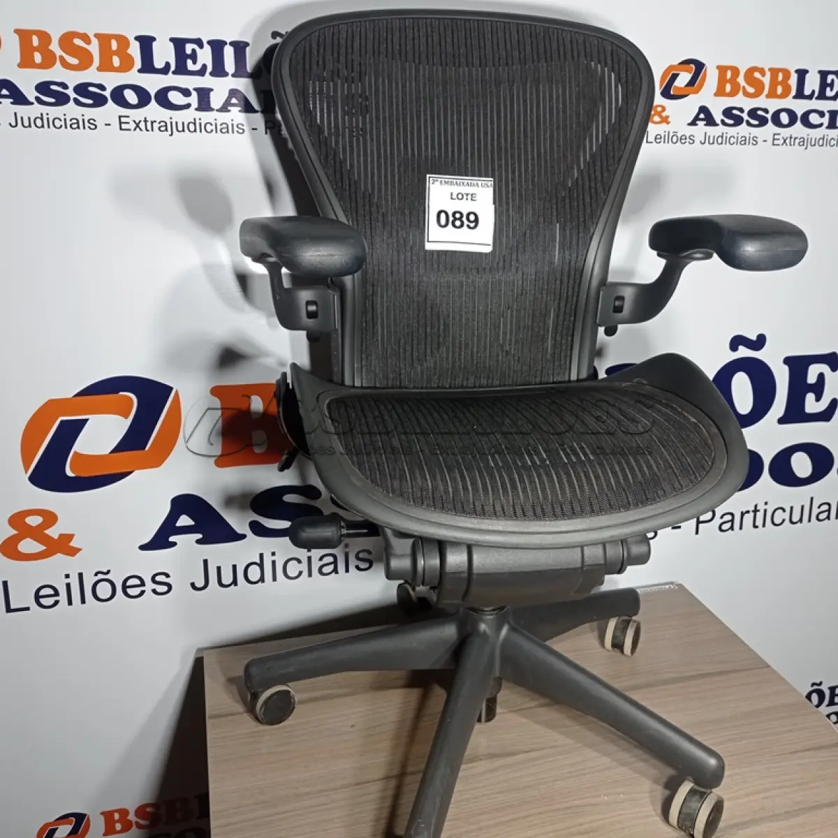 LOTE 089 - 01 CADEIRA DE ESCRITÓRIO COM RODINHAS- HERMAN MILLER. (NO ESTADO EM QUE SE ENCONTRA. SUJEITO A AVARIAS OCULTAS/VISÍVEIS.)