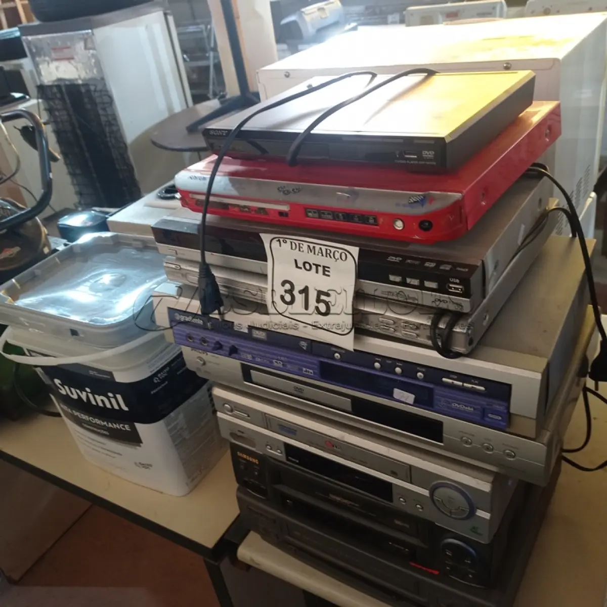 LOTE 315 - 01 LOTE COM APARELHOS DE DVD E VHS DIVERSOS MODELOS. (NO ESTADO) ATENÇÃO! FAZER A VISITAÇÃO ANTES DE ARREMATAR, NÃO SABEMOS SE FUNCIONA. LEILÃO NÃO TEM GARANTIA E NEM DEVOLUÇÃO, SUJEITO A POSSÍVEIS AVARIAS VISÍVEIS/OCULTAS E/OU AUSÊNCIA DE COMPONENTES.