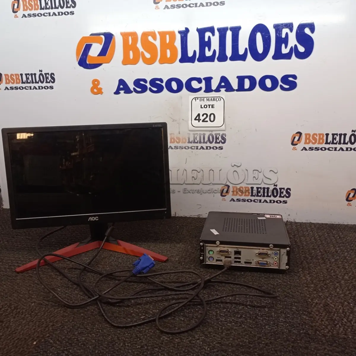 LOTE 420 - 01 MINI CPU ELGIN E 01 MONITOR AOC. (NO ESTADO) ATENÇÃO! FAZER A VISITAÇÃO ANTES DE ARREMATAR, NÃO SABEMOS SE FUNCIONA. LEILÃO NÃO TEM GARANTIA E NEM DEVOLUÇÃO, SUJEITO A POSSÍVEIS AVARIAS VISÍVEIS/OCULTAS E/OU AUSÊNCIA DE COMPONENTES.