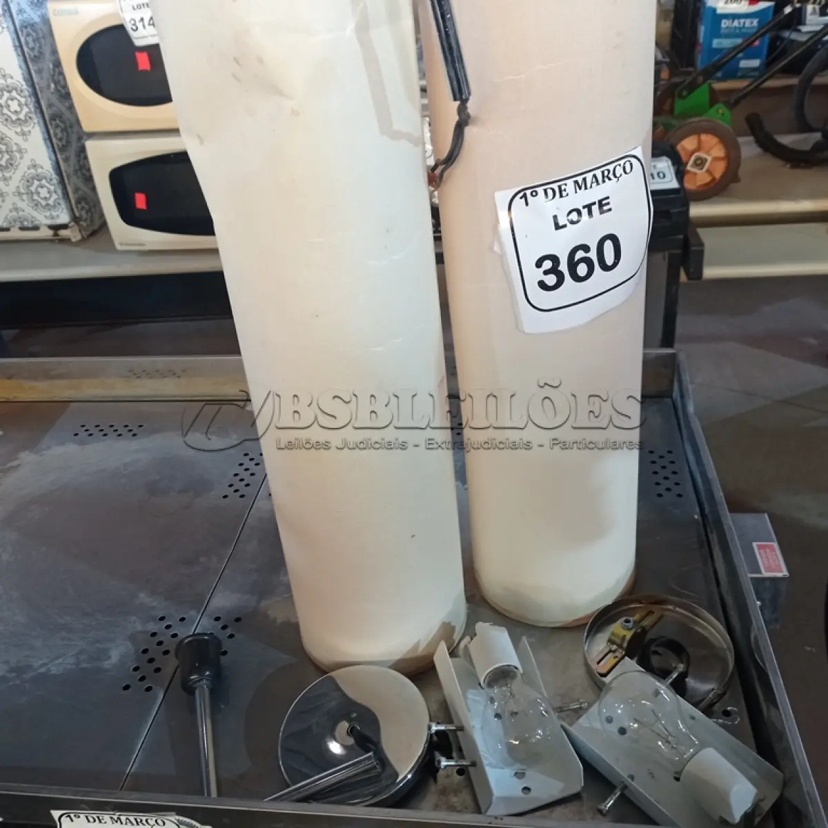 LOTE 360 - 02 LUMINÁRIAS DE PAREDE. (NO ESTADO) ATENÇÃO! FAZER A VISITAÇÃO ANTES DE ARREMATAR, NÃO SABEMOS SE FUNCIONA. LEILÃO NÃO TEM GARANTIA E NEM DEVOLUÇÃO, SUJEITO A POSSÍVEIS AVARIAS VISÍVEIS/OCULTAS E/OU AUSÊNCIA DE COMPONENTES.