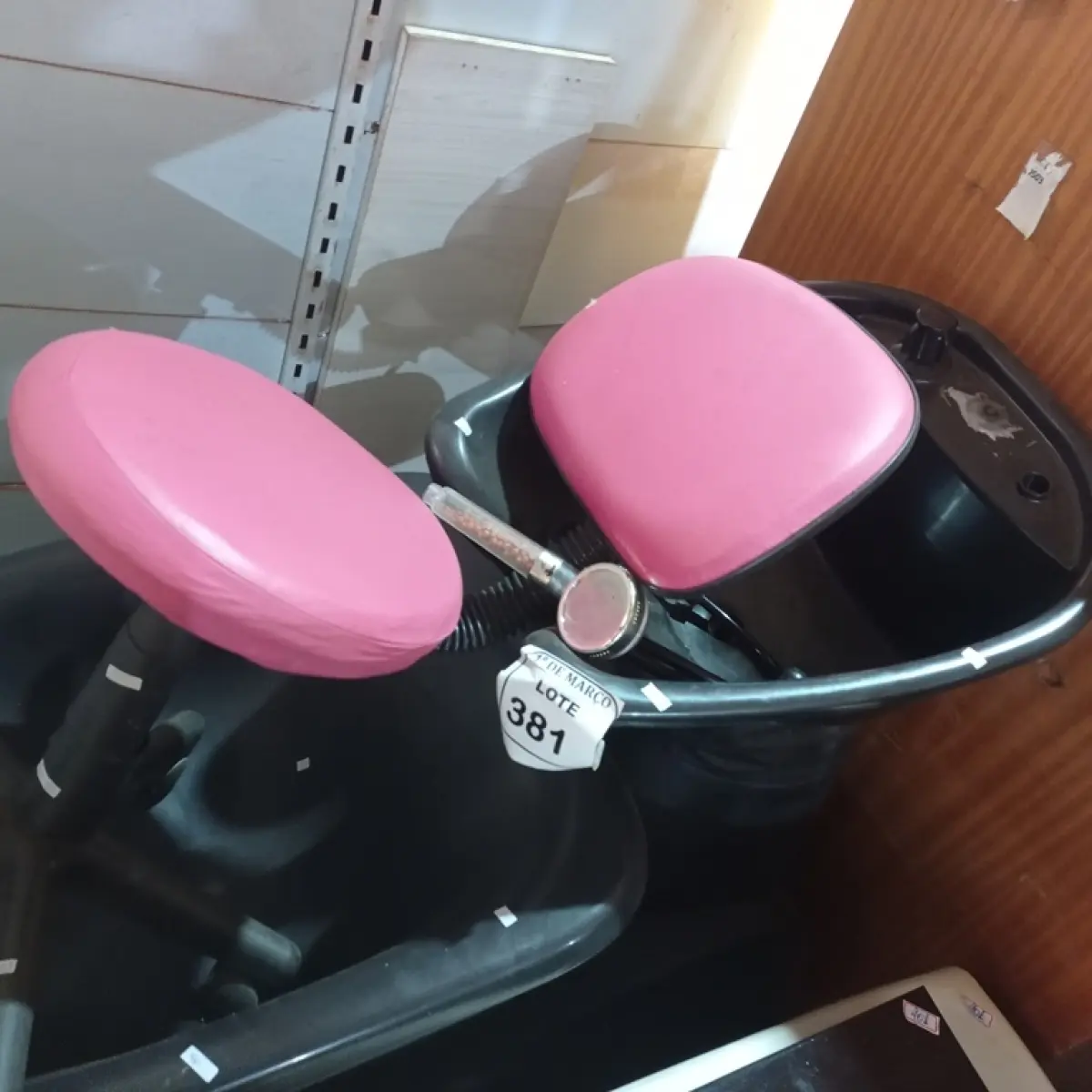 01 LAVATÓRIO PARA SALÃO COM 01 CADEIRA GIRATÓRIA NA COR ROSA. (NO ESTADO) ATENÇÃO! FAZER A VISITAÇÃO ANTES DE ARREMATAR, NÃO SABEMOS SE FUNCIONA. LEILÃO NÃO TEM GARANTIA E NEM DEVOLUÇÃO, SUJEITO A POSSÍVEIS AVARIAS VISÍVEIS/OCULTAS E/OU AUSÊNCIA DE COMPONENTES.