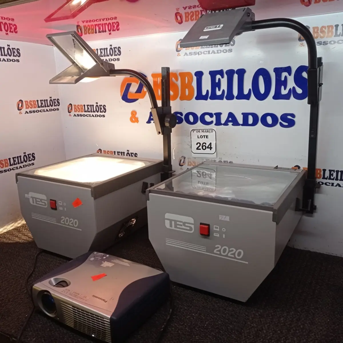 01 RETROPROJETOR TES2020 E 01 PROJETOR MULTIMÍDIA PANASONIC. (NO ESTADO) ATENÇÃO! FAZER A VISITAÇÃO ANTES DE ARREMATAR, NÃO SABEMOS SE FUNCIONA. LEILÃO NÃO TEM GARANTIA E NEM DEVOLUÇÃO, SUJEITO A POSSÍVEIS AVARIAS VISÍVEIS/OCULTAS E/OU AUSÊNCIA DE COMPONENTES.