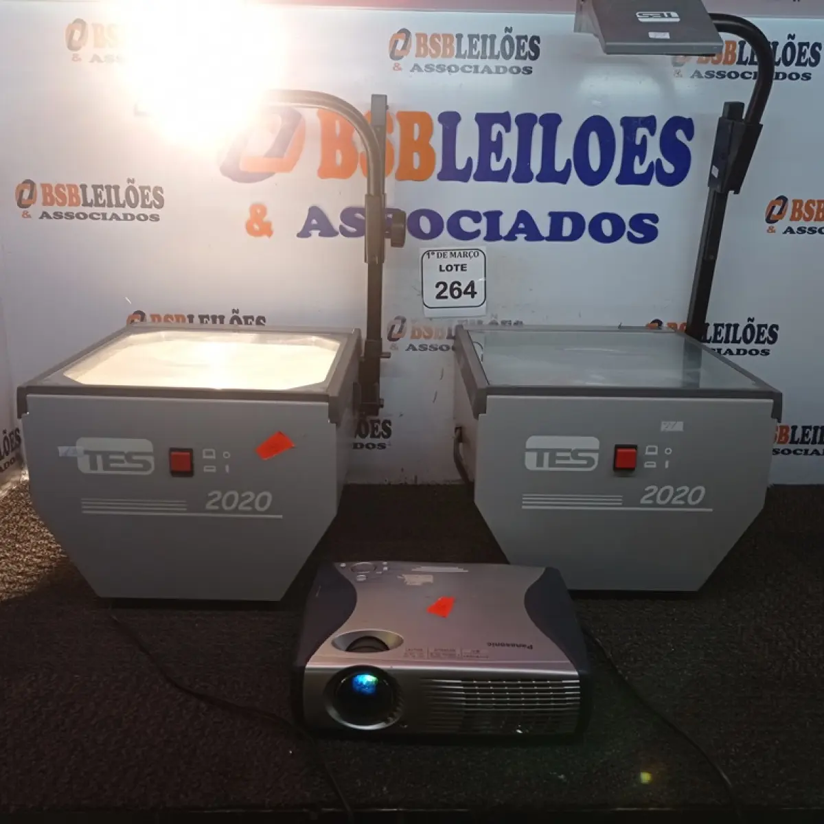 01 RETROPROJETOR TES2020 E 01 PROJETOR MULTIMÍDIA PANASONIC. (NO ESTADO) ATENÇÃO! FAZER A VISITAÇÃO ANTES DE ARREMATAR, NÃO SABEMOS SE FUNCIONA. LEILÃO NÃO TEM GARANTIA E NEM DEVOLUÇÃO, SUJEITO A POSSÍVEIS AVARIAS VISÍVEIS/OCULTAS E/OU AUSÊNCIA DE COMPONENTES.