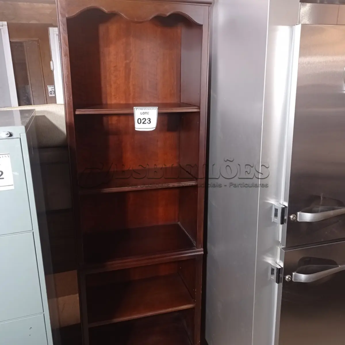 LOTE 023 - 01 BOOKCASE. (NO ESTADO EM QUE SE ENCONTRA. SUJEITO A AVARIAS OCULTAS/VISÍVEIS.) AV9651V