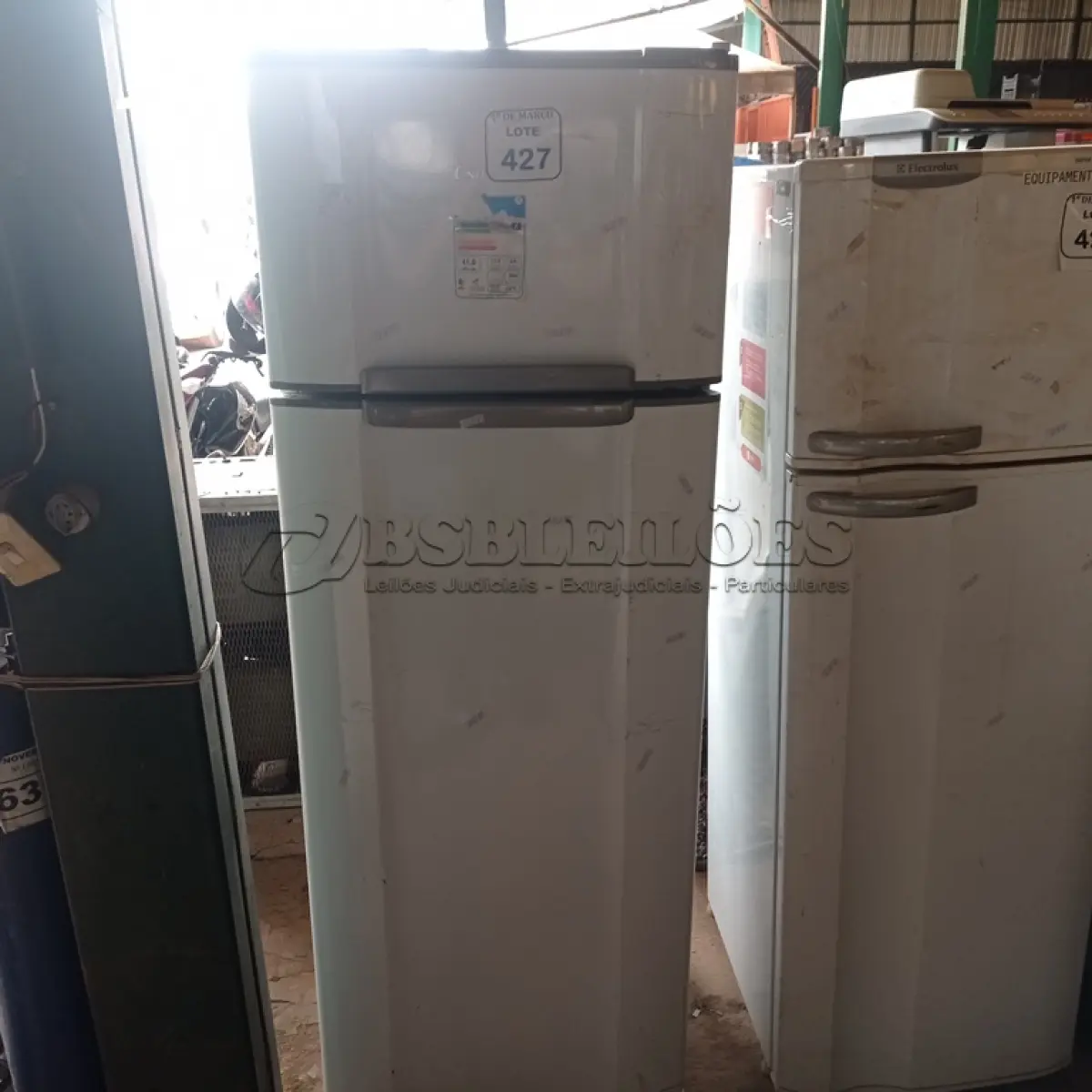 LOTE 427 - 01 GELADEIRA ESMALTEC. (NO ESTADO) ATENÇÃO! FAZER A VISITAÇÃO ANTES DE ARREMATAR, NÃO SABEMOS SE FUNCIONA. LEILÃO NÃO TEM GARANTIA E NEM DEVOLUÇÃO, SUJEITO A POSSÍVEIS AVARIAS VISÍVEIS/OCULTAS E/OU AUSÊNCIA DE COMPONENTES.
