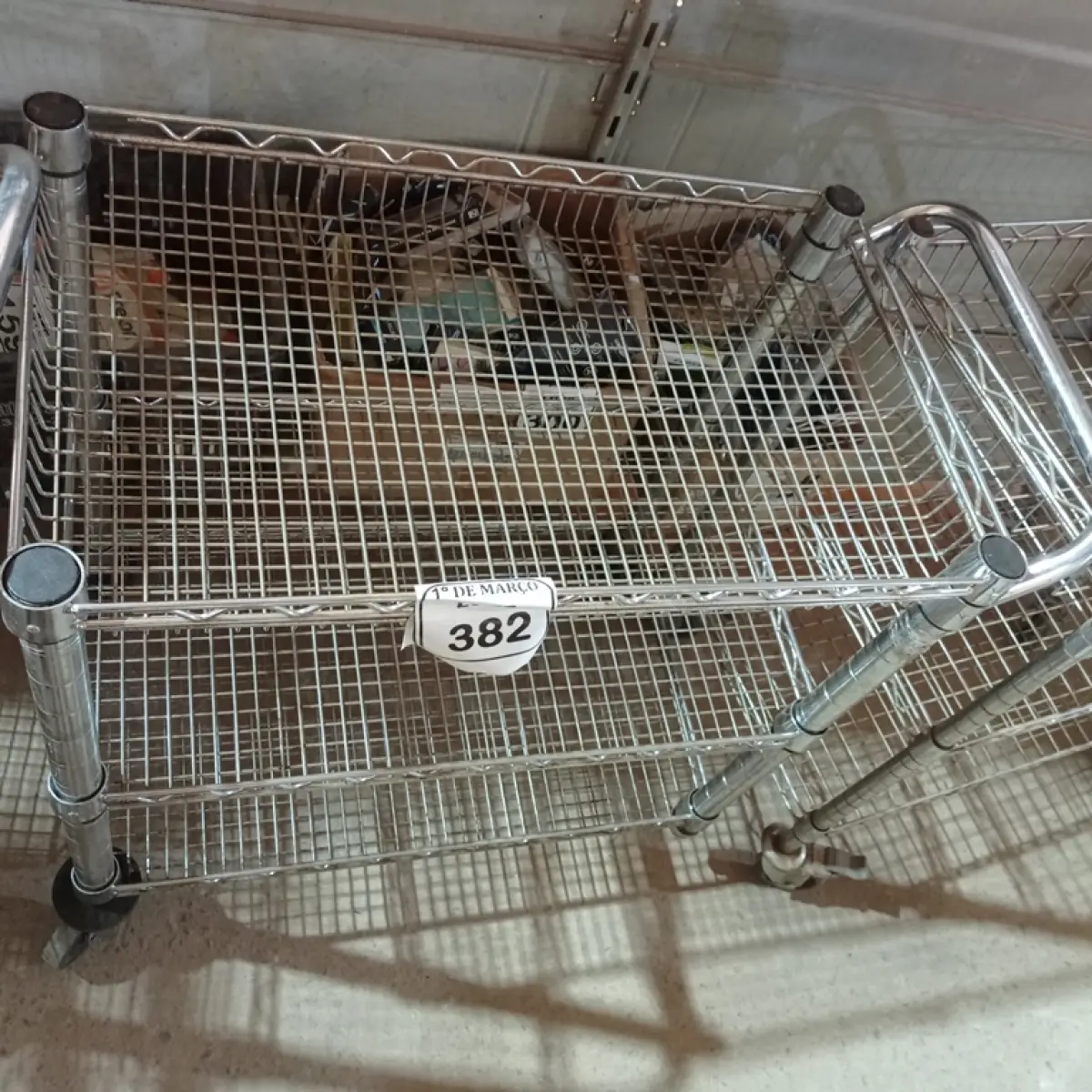 01 CARRINHO PARA SERVIÇO CROMADO. (NO ESTADO) ATENÇÃO! FAZER A VISITAÇÃO ANTES DE ARREMATAR, NÃO SABEMOS SE FUNCIONA. LEILÃO NÃO TEM GARANTIA E NEM DEVOLUÇÃO, SUJEITO A POSSÍVEIS AVARIAS VISÍVEIS/OCULTAS E/OU AUSÊNCIA DE COMPONENTES.