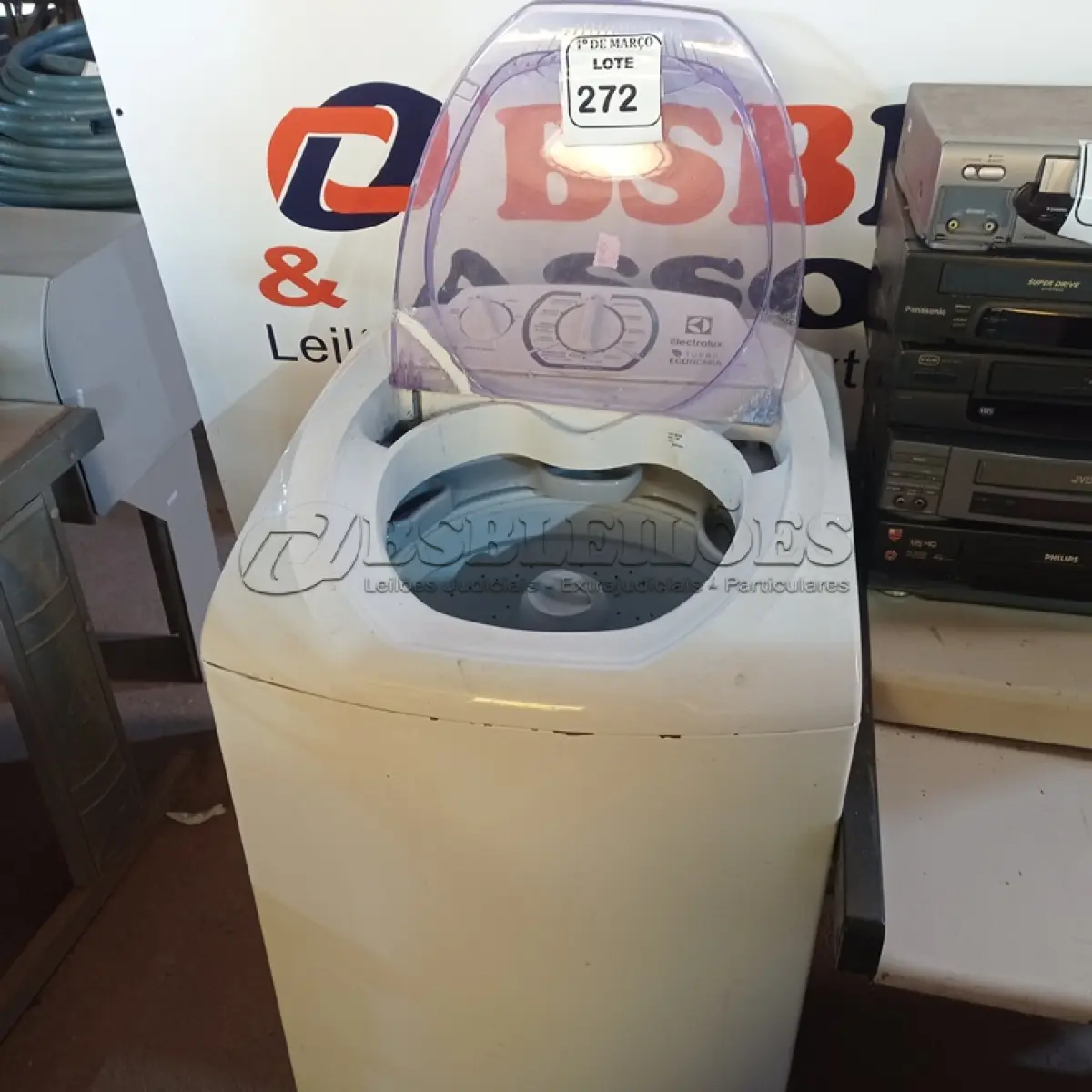 LOTE 272 - 01 MÁQUINA DE LAVA-ROUPAS ELECTROLUX 8,5KG 22VOLTS. (NO ESTADO) ATENÇÃO! FAZER A VISITAÇÃO ANTES DE ARREMATAR, NÃO SABEMOS SE FUNCIONA. LEILÃO NÃO TEM GARANTIA E NEM DEVOLUÇÃO, SUJEITO A POSSÍVEIS AVARIAS VISÍVEIS/OCULTAS E/OU AUSÊNCIA DE COMPONENTES.