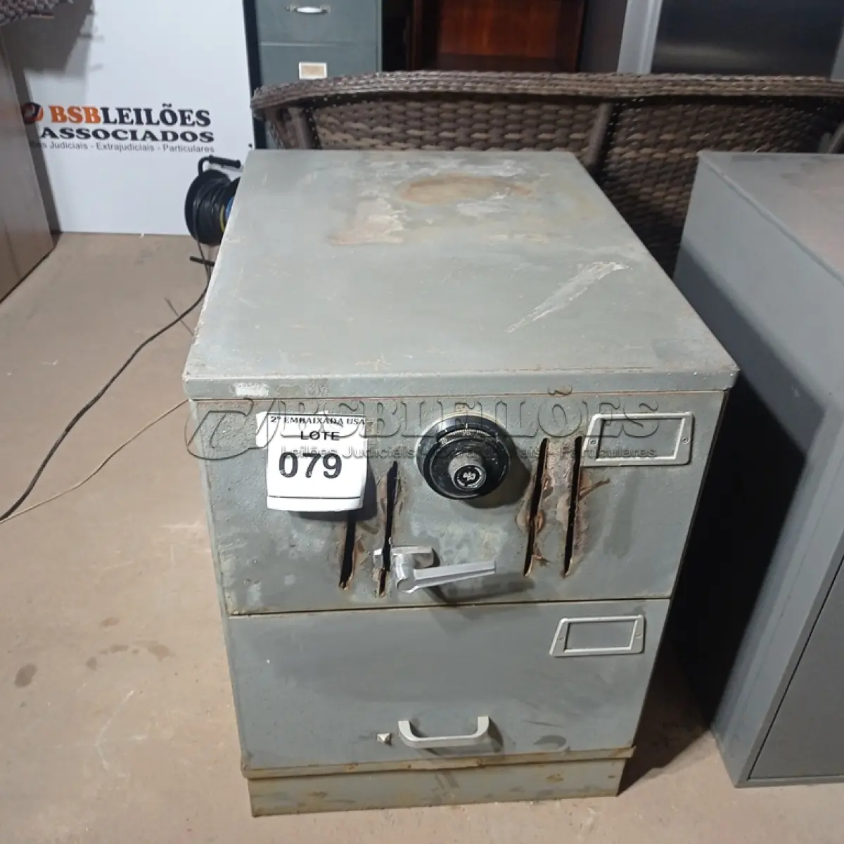 LOTE 079 - COFRE. (NO ESTADO EM QUE SE ENCONTRA. SUJEITO A AVARIAS OCULTAS/VISÍVEIS.) AV9605V
