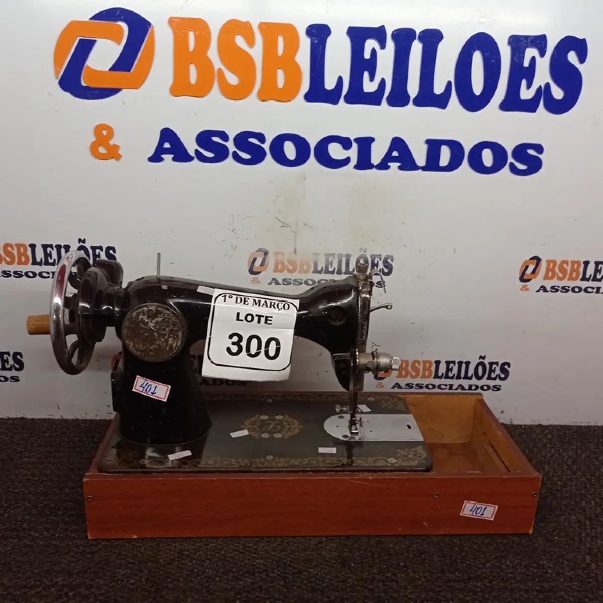 01 MÁQUINA DE COSTURA LONG LIFE MANUAL. (NO ESTADO) ATENÇÃO! FAZER A VISITAÇÃO ANTES DE ARREMATAR, NÃO SABEMOS SE FUNCIONA. LEILÃO NÃO TEM GARANTIA E NEM DEVOLUÇÃO, SUJEITO A POSSÍVEIS AVARIAS VISÍVEIS/OCULTAS E/OU AUSÊNCIA DE COMPONENTES.