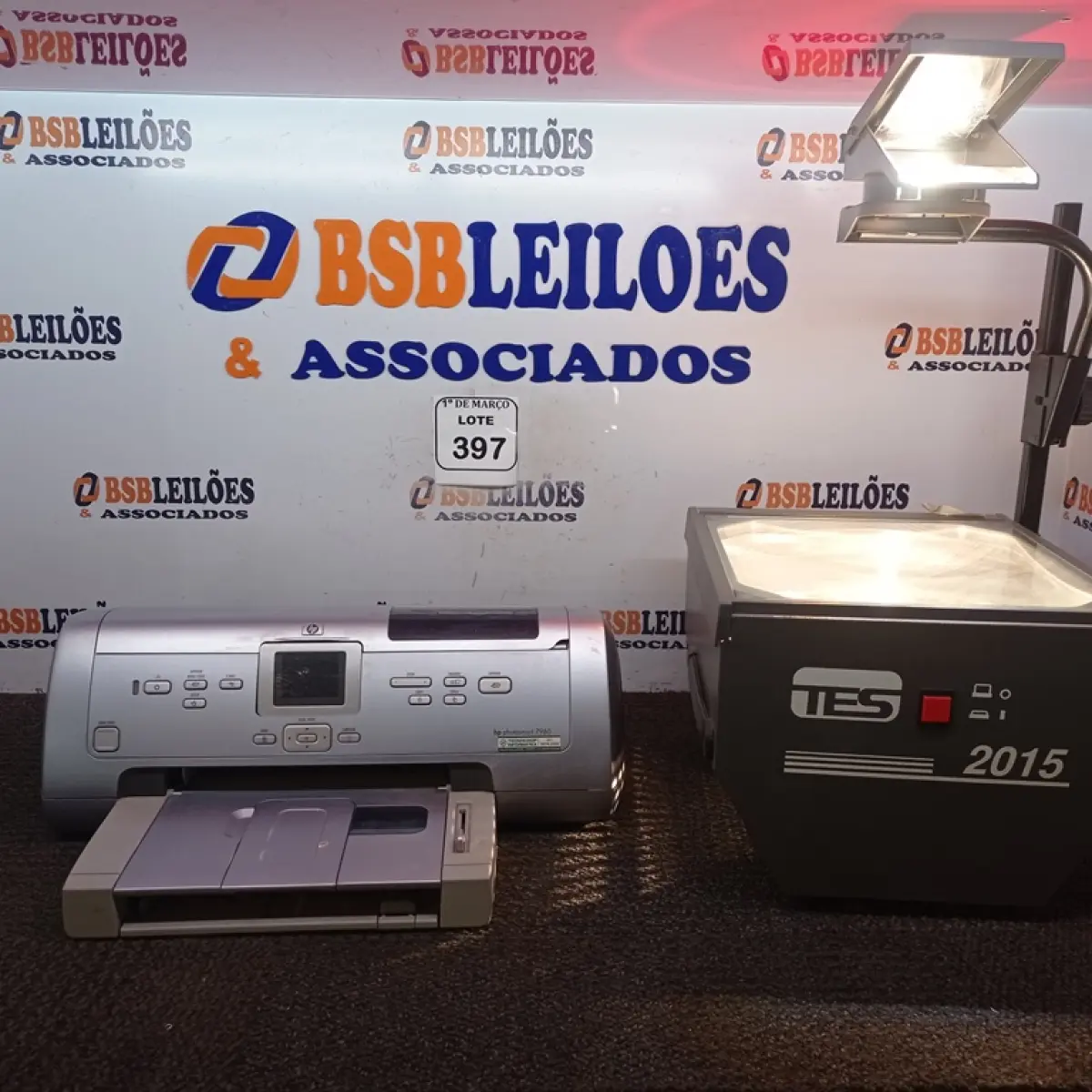 01 RETROPROJETOR ANTIGO E 01 IMPRESSORA HP PHOTO SMART 7960.  (NO ESTADO) ATENÇÃO! FAZER A VISITAÇÃO ANTES DE ARREMATAR, NÃO SABEMOS SE FUNCIONA. LEILÃO NÃO TEM GARANTIA E NEM DEVOLUÇÃO, SUJEITO A POSSÍVEIS AVARIAS VISÍVEIS/OCULTAS E/OU AUSÊNCIA DE COMPONENTES.
