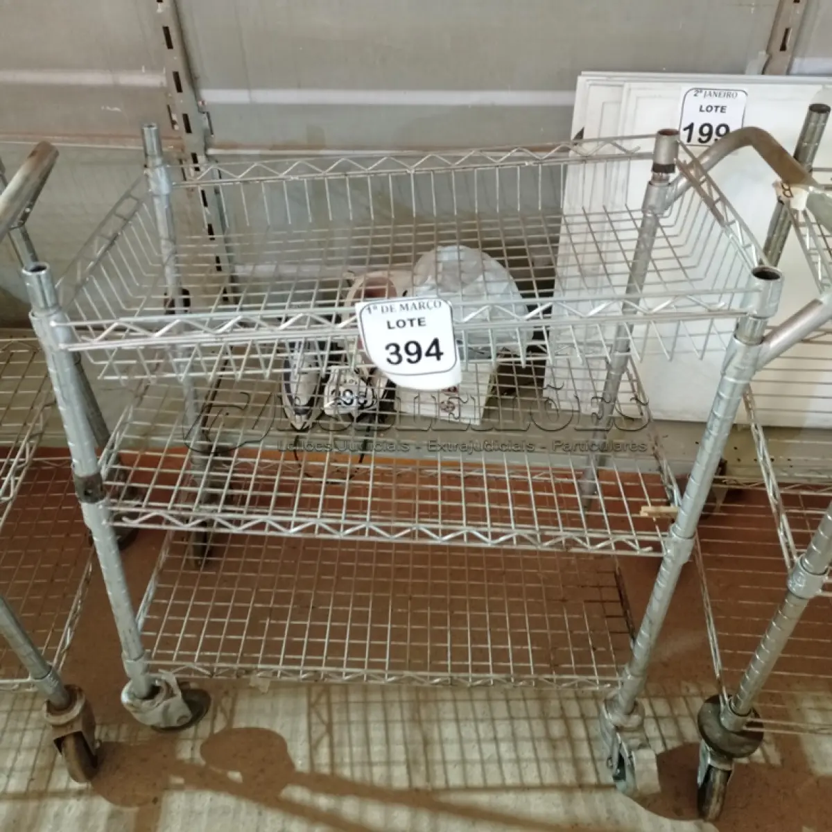 LOTE 394 - 01 CARRINHO PARA SERVIÇO CROMADO. (NO ESTADO) ATENÇÃO! FAZER A VISITAÇÃO ANTES DE ARREMATAR, NÃO SABEMOS SE FUNCIONA. LEILÃO NÃO TEM GARANTIA E NEM DEVOLUÇÃO, SUJEITO A POSSÍVEIS AVARIAS VISÍVEIS/OCULTAS E/OU AUSÊNCIA DE COMPONENTES.