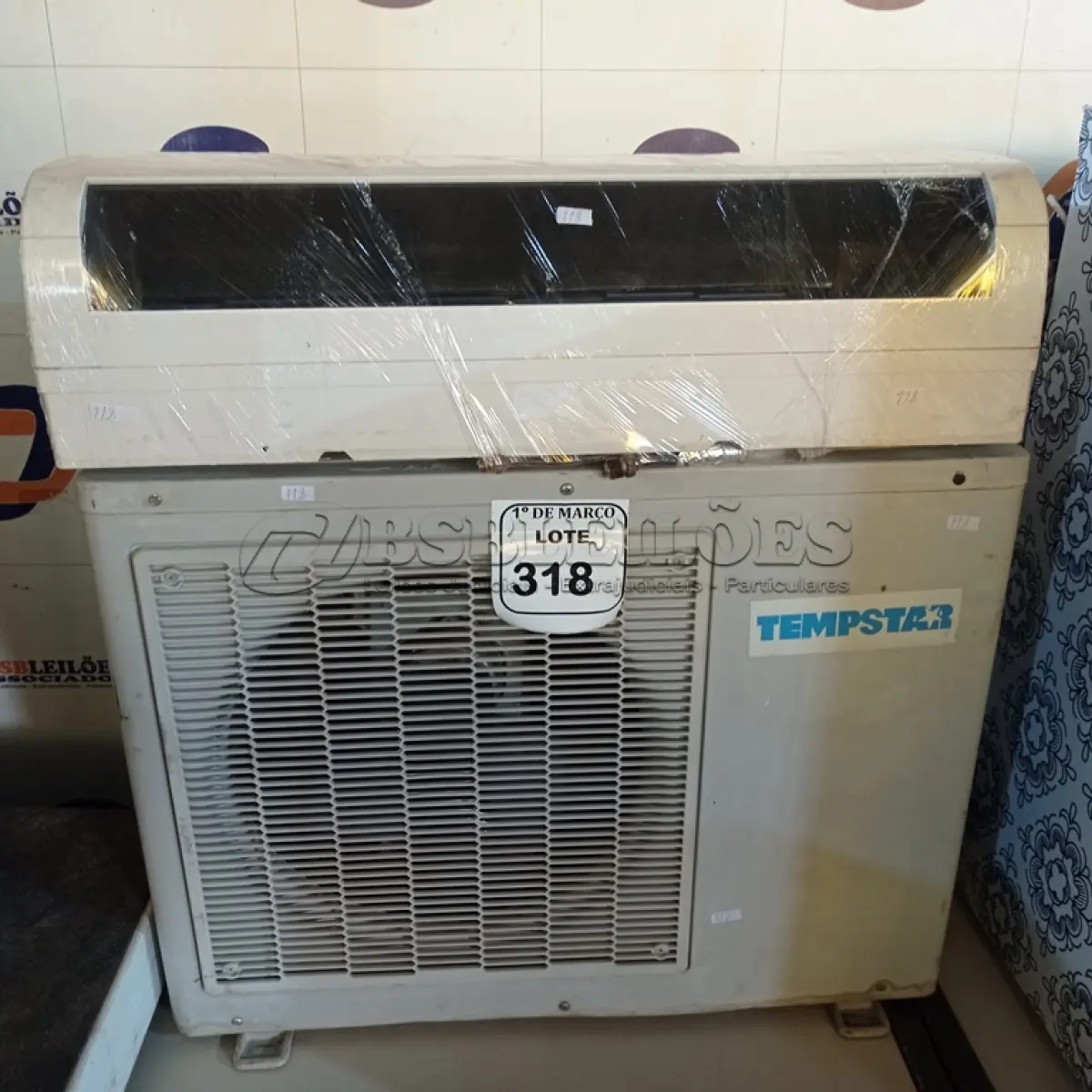 LOTE 318 - 01 AR CONDICIONADO TEMPSTAR 9.000BTUS COM EVAPORADORA ELECTROLUX. (NO ESTADO) ATENÇÃO! FAZER A VISITAÇÃO ANTES DE ARREMATAR, NÃO SABEMOS SE FUNCIONA. LEILÃO NÃO TEM GARANTIA E NEM DEVOLUÇÃO, SUJEITO A POSSÍVEIS AVARIAS VISÍVEIS/OCULTAS E/OU AUSÊNCIA DE COMPONENTES.