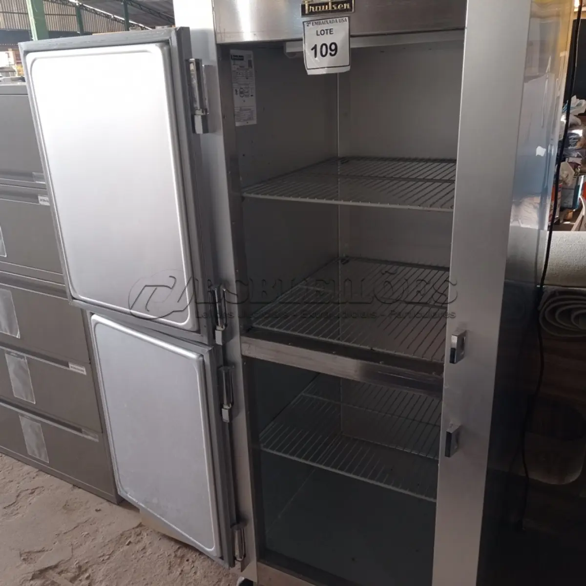 LOTE 109 - 01 REFRIGERATOR TRAULSEN GEN 127V. (NO ESTADO EM QUE SE ENCONTRA. SUJEITO A AVARIAS OCULTAS/VISÍVEIS.) AV9668R