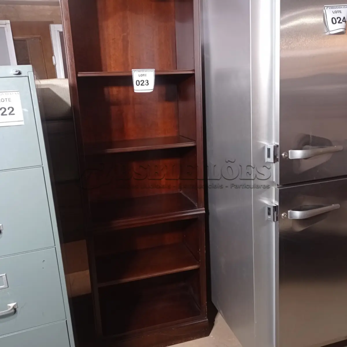 LOTE 023 - 01 BOOKCASE. (NO ESTADO EM QUE SE ENCONTRA. SUJEITO A AVARIAS OCULTAS/VISÍVEIS.) AV9651V