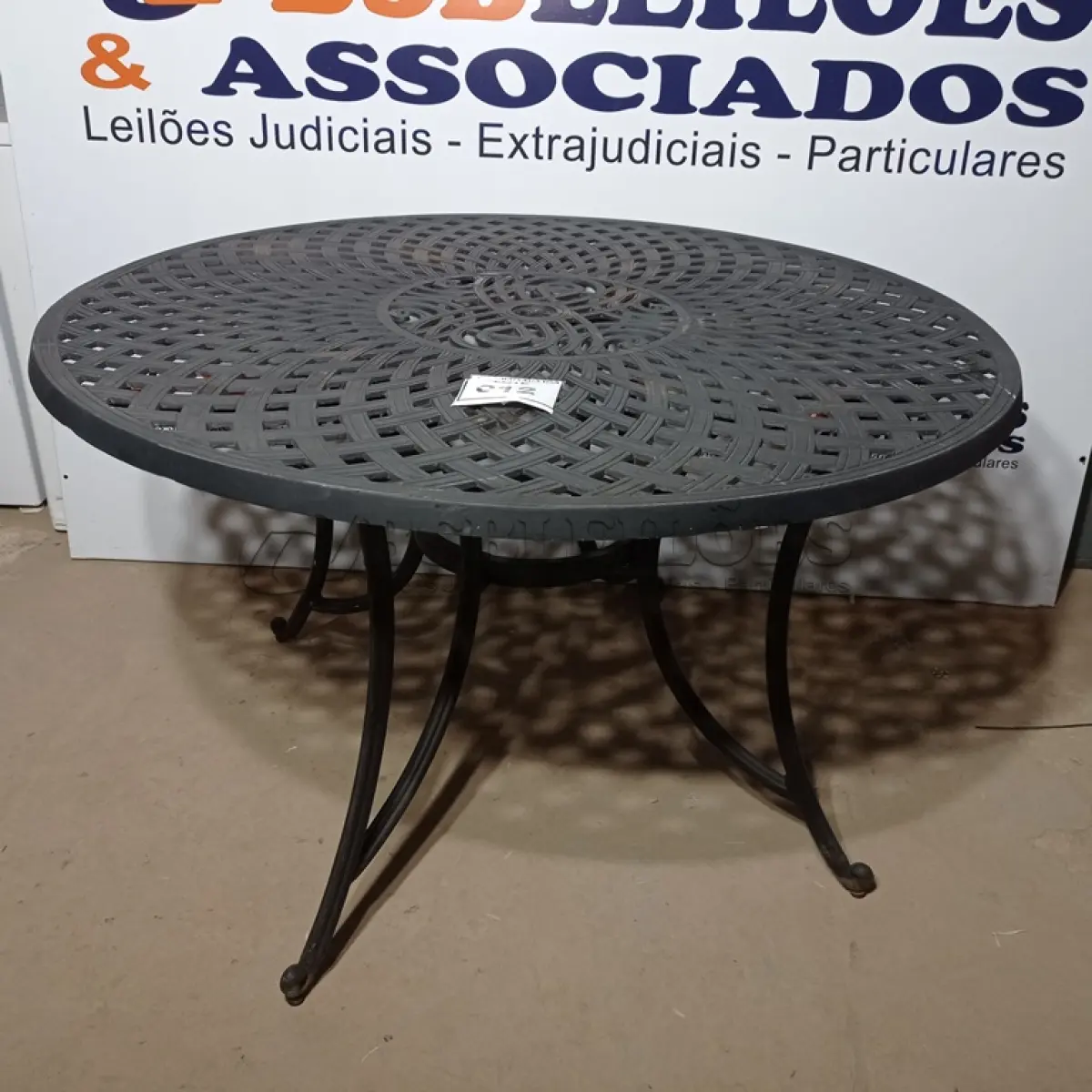 LOTE 012 - 01 GARDEN TABLE. (MESA DE JARDIM) (NO ESTADO EM QUE SE ENCONTRA. SUJEITO A AVARIAS OCULTAS/VISÍVEIS.) BH1670G