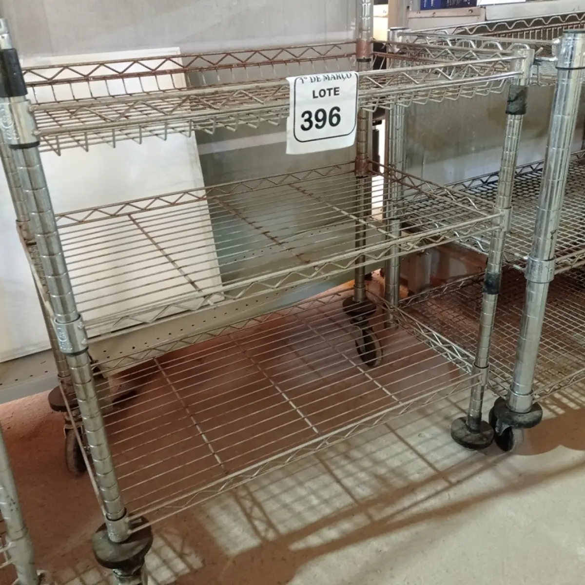 01 CARRINHO PARA SERVIÇO CROMADO. (NO ESTADO) ATENÇÃO! FAZER A VISITAÇÃO ANTES DE ARREMATAR, NÃO SABEMOS SE FUNCIONA. LEILÃO NÃO TEM GARANTIA E NEM DEVOLUÇÃO, SUJEITO A POSSÍVEIS AVARIAS VISÍVEIS/OCULTAS E/OU AUSÊNCIA DE COMPONENTES.