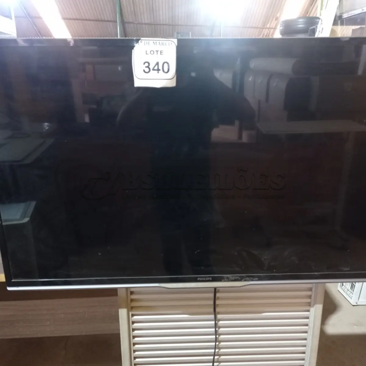 LOTE 340 - 01 TV PHILIPS SEM CONTROLE 46”. (NO ESTADO) ATENÇÃO! FAZER A VISITAÇÃO ANTES DE ARREMATAR, NÃO SABEMOS SE FUNCIONA. LEILÃO NÃO TEM GARANTIA E NEM DEVOLUÇÃO, SUJEITO A POSSÍVEIS AVARIAS VISÍVEIS/OCULTAS E/OU AUSÊNCIA DE COMPONENTES.