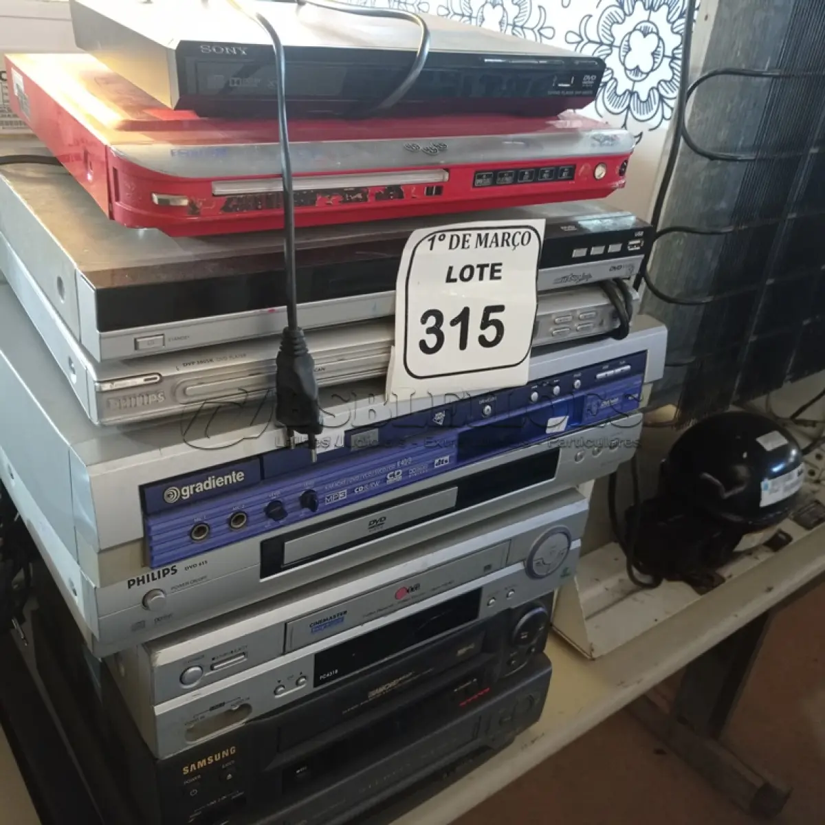 LOTE 315 - 01 LOTE COM APARELHOS DE DVD E VHS DIVERSOS MODELOS. (NO ESTADO) ATENÇÃO! FAZER A VISITAÇÃO ANTES DE ARREMATAR, NÃO SABEMOS SE FUNCIONA. LEILÃO NÃO TEM GARANTIA E NEM DEVOLUÇÃO, SUJEITO A POSSÍVEIS AVARIAS VISÍVEIS/OCULTAS E/OU AUSÊNCIA DE COMPONENTES.