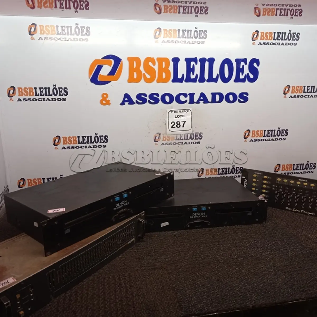 LOTE 287 - 02 APARELHOS DENON DN-20000F MK2, 01 EQUALIZADOR ESTÉREO E 01 DMX SHOW DESIGNER. (NO ESTADO) ATENÇÃO! FAZER A VISITAÇÃO ANTES DE ARREMATAR, NÃO SABEMOS SE FUNCIONA. LEILÃO NÃO TEM GARANTIA E NEM DEVOLUÇÃO, SUJEITO A POSSÍVEIS AVARIAS VISÍVEIS/OCULTAS E/OU AUSÊNCIA DE COMPONENTES.