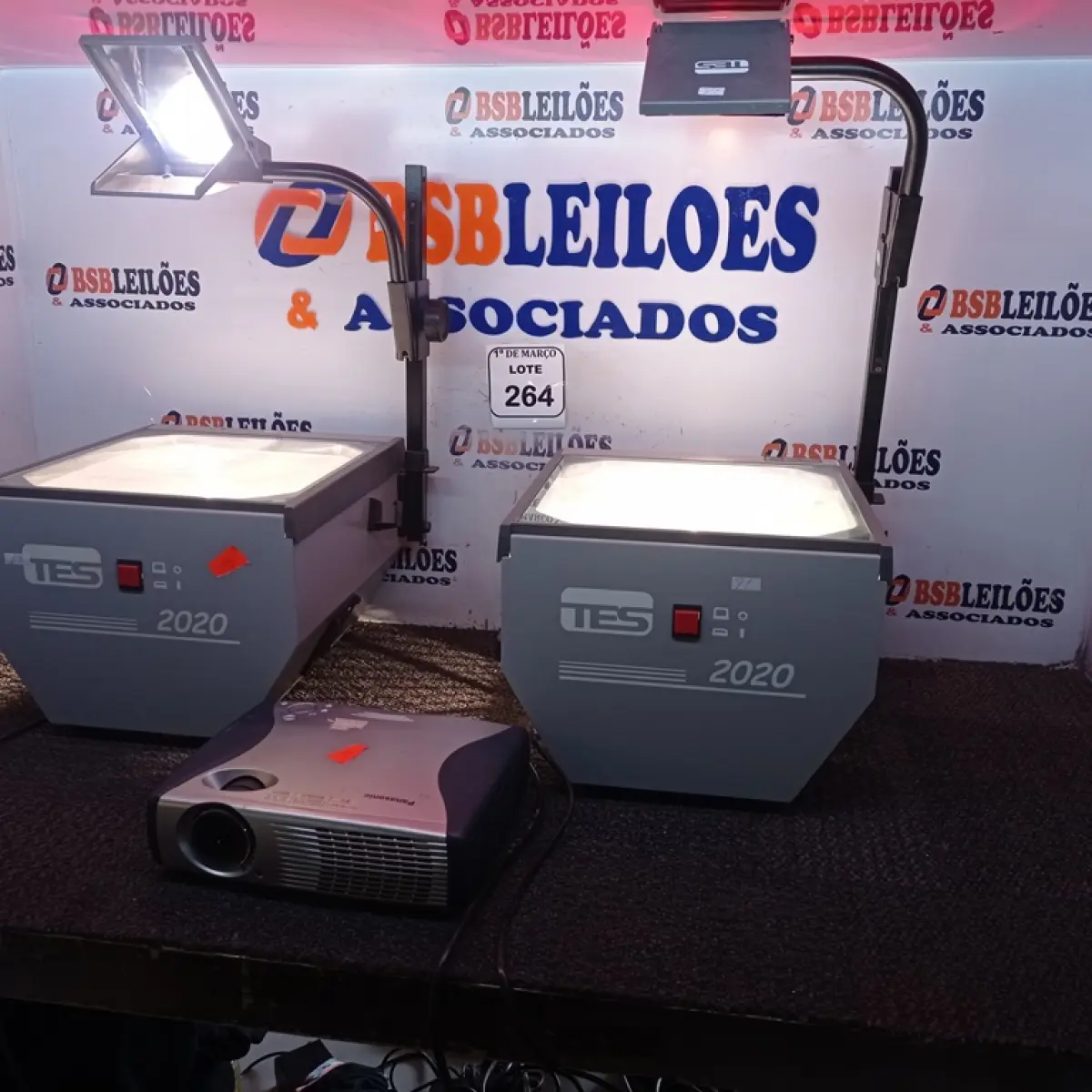 01 RETROPROJETOR TES2020 E 01 PROJETOR MULTIMÍDIA PANASONIC. (NO ESTADO) ATENÇÃO! FAZER A VISITAÇÃO ANTES DE ARREMATAR, NÃO SABEMOS SE FUNCIONA. LEILÃO NÃO TEM GARANTIA E NEM DEVOLUÇÃO, SUJEITO A POSSÍVEIS AVARIAS VISÍVEIS/OCULTAS E/OU AUSÊNCIA DE COMPONENTES.