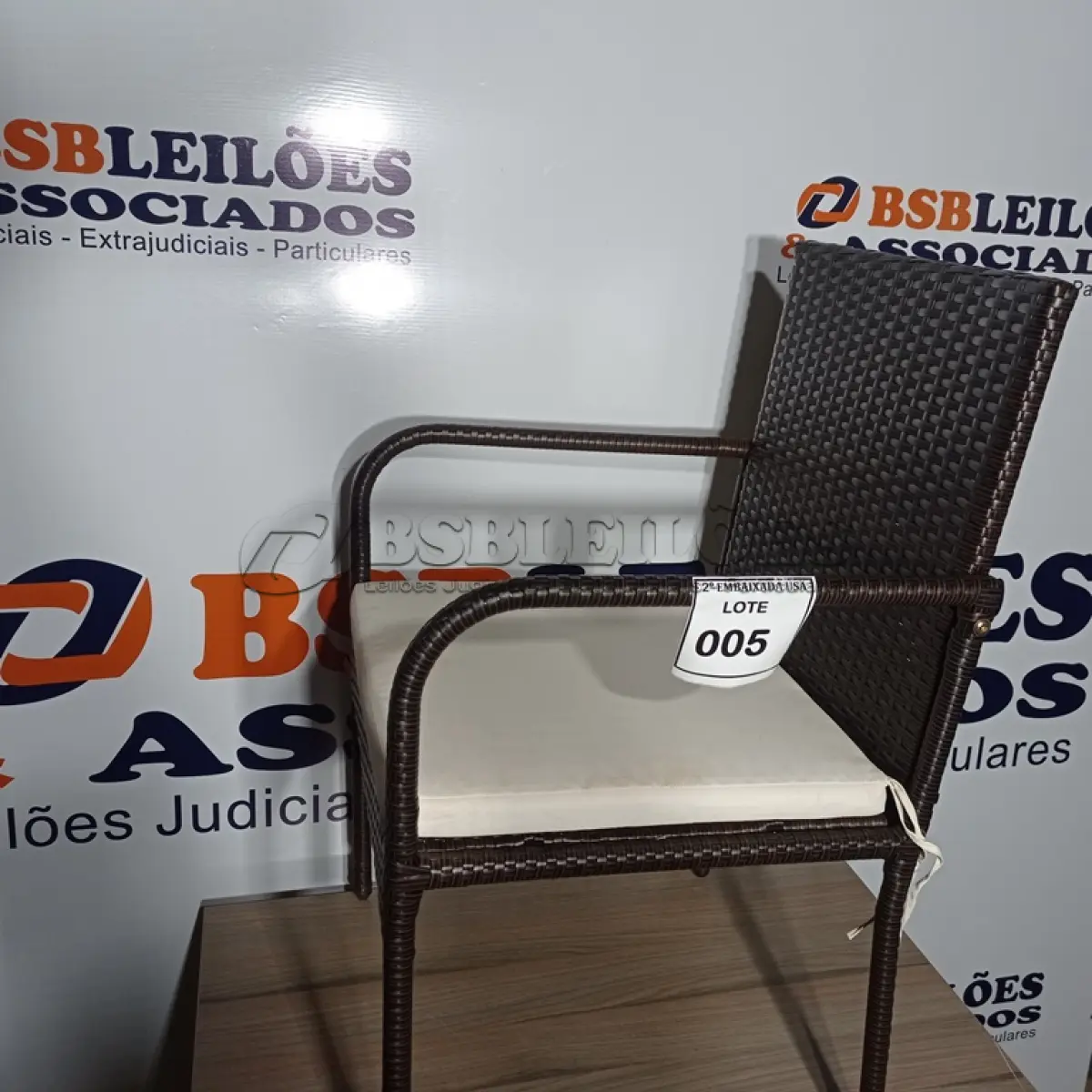 LOTE 005 - 01 GARDEN CHAIR. (CADEIRA DE JARDIM) (NO ESTADO EM QUE SE ENCONTRA. SUJEITO A AVARIAS OCULTAS/VISÍVEIS.) BH1600H