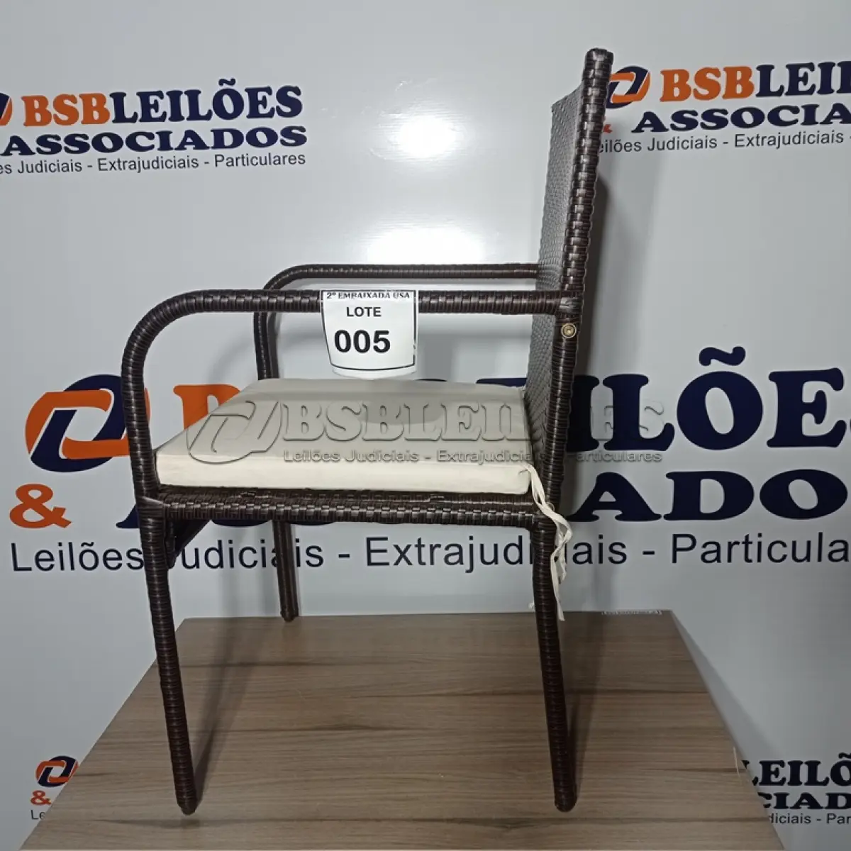 LOTE 005 - 01 GARDEN CHAIR. (CADEIRA DE JARDIM) (NO ESTADO EM QUE SE ENCONTRA. SUJEITO A AVARIAS OCULTAS/VISÍVEIS.) BH1600H