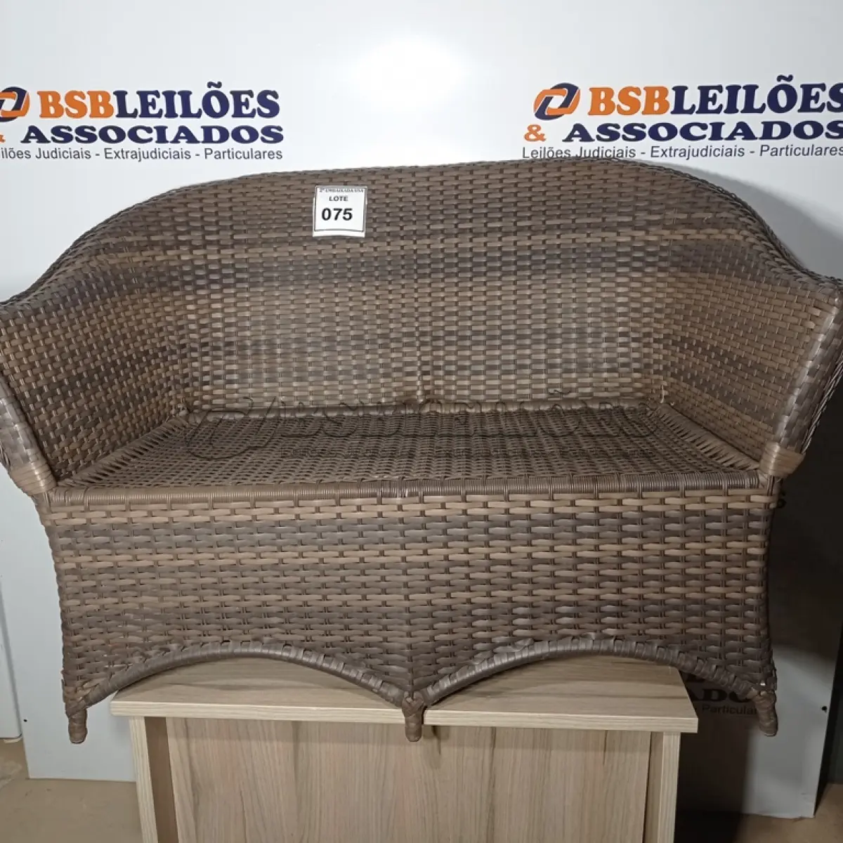 LOTE 075 - 01 GARDEN SOFA (SOFÁ DE JARDIM). (NO ESTADO EM QUE SE ENCONTRA. SUJEITO A AVARIAS OCULTAS/VISÍVEIS.) AV9901Y