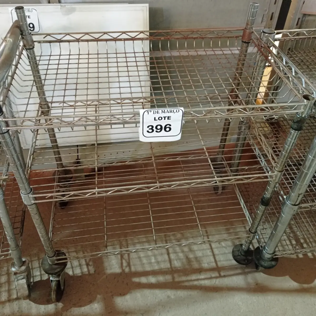 01 CARRINHO PARA SERVIÇO CROMADO. (NO ESTADO) ATENÇÃO! FAZER A VISITAÇÃO ANTES DE ARREMATAR, NÃO SABEMOS SE FUNCIONA. LEILÃO NÃO TEM GARANTIA E NEM DEVOLUÇÃO, SUJEITO A POSSÍVEIS AVARIAS VISÍVEIS/OCULTAS E/OU AUSÊNCIA DE COMPONENTES.