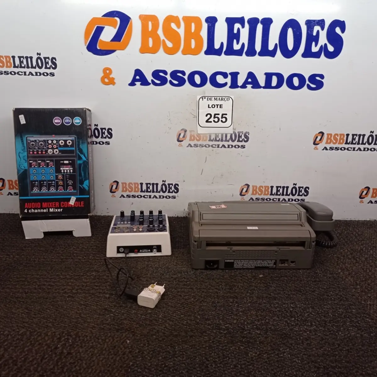 01 FAX PANASONIC E 01 ÁUDIO MIXER CONSOLE 4 CANAIS.  (NO ESTADO) ATENÇÃO! FAZER A VISITAÇÃO ANTES DE ARREMATAR, NÃO SABEMOS SE FUNCIONA. LEILÃO NÃO TEM GARANTIA E NEM DEVOLUÇÃO, SUJEITO A POSSÍVEIS AVARIAS VISÍVEIS/OCULTAS E/OU AUSÊNCIA DE COMPONENTES.